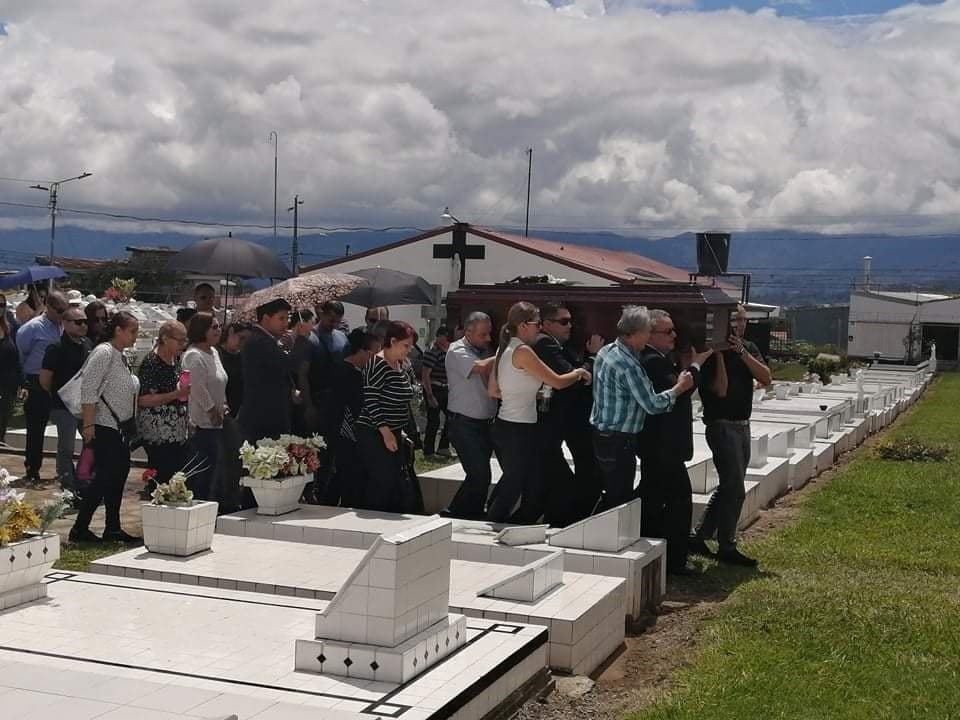 Entierro de hombre que fue asesinado en La Sabana al intentar defender a joven que era asaltada. Foto Keyna Calderón.