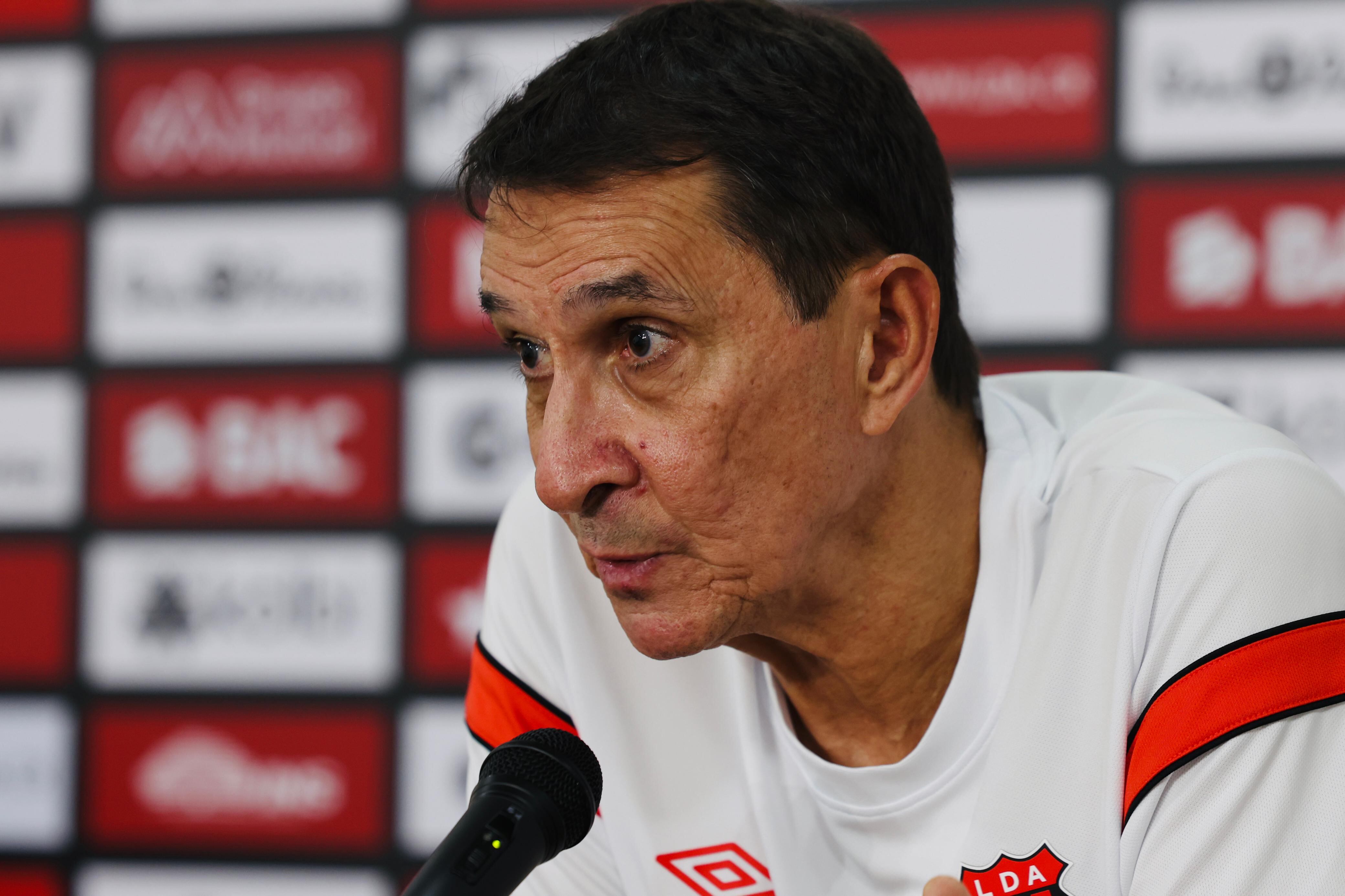 Alexandre Guimaraes dice que él sigue siendo el mismo de siempre y que disfruta esta etapa al frente de Liga Deportiva Alajuelense.