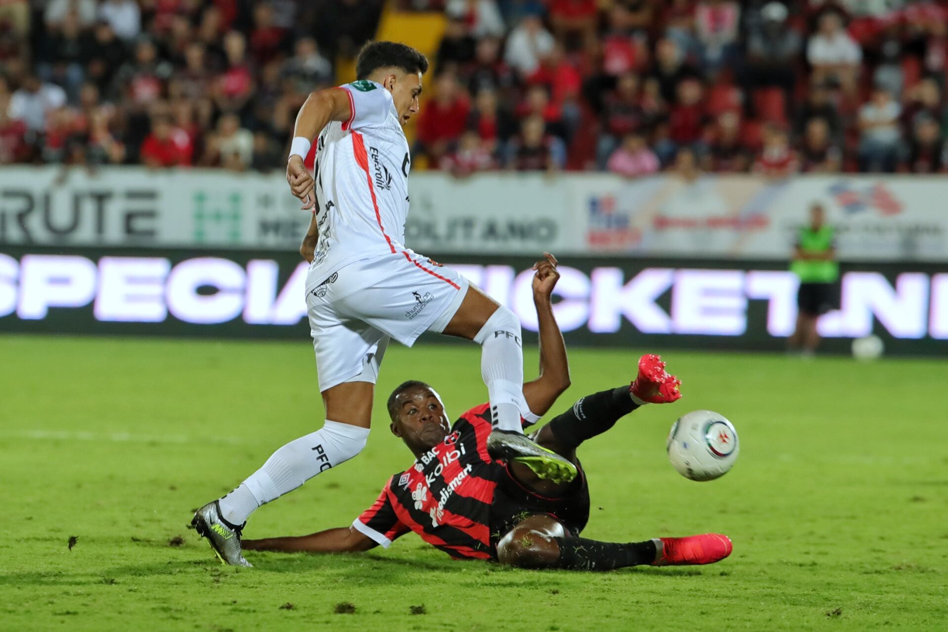 1609/2023/ Juego entre Liga Deportiva Alajuelense vs Puntarenas FC por la jornada 10 del torneo apertura de la Liga Promerica en el estadio Alejandro Morera Soto / foto John Durán