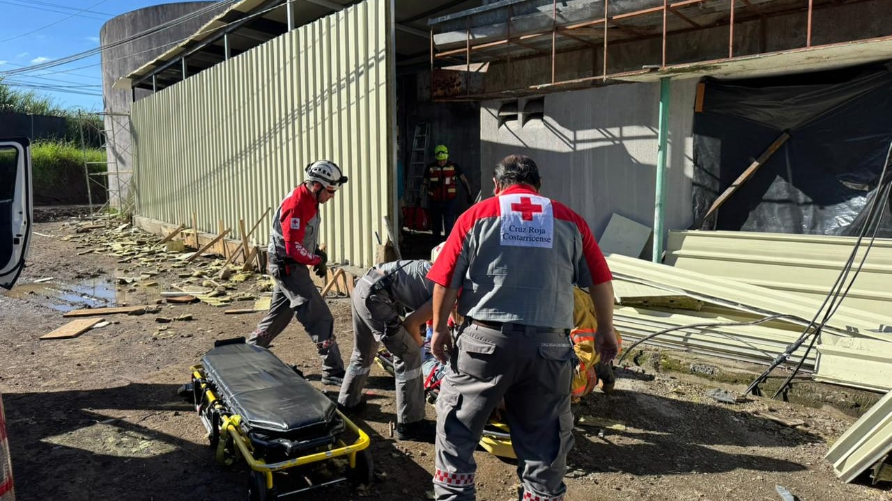 Un peón de construcción de 64 años lucha por la vida al sufrir una descarga eléctrica mientras trabajaba en San Francisco de Heredia. Foto: Cruz Roja