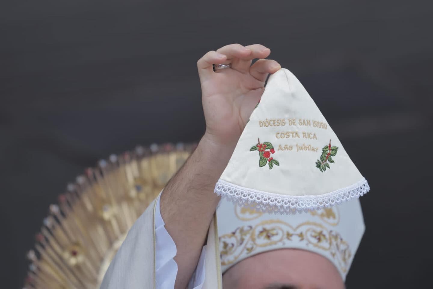 Este 1 de agosto se realizó la tradicional vestición de La Negrita, en la cual participaron cientos de fieles católicos en la plazoleta de la basílica de Nuestra Señora de Los Ángeles en Cartago. El vestido ganador fue de la diócesis de San Isidro del General.