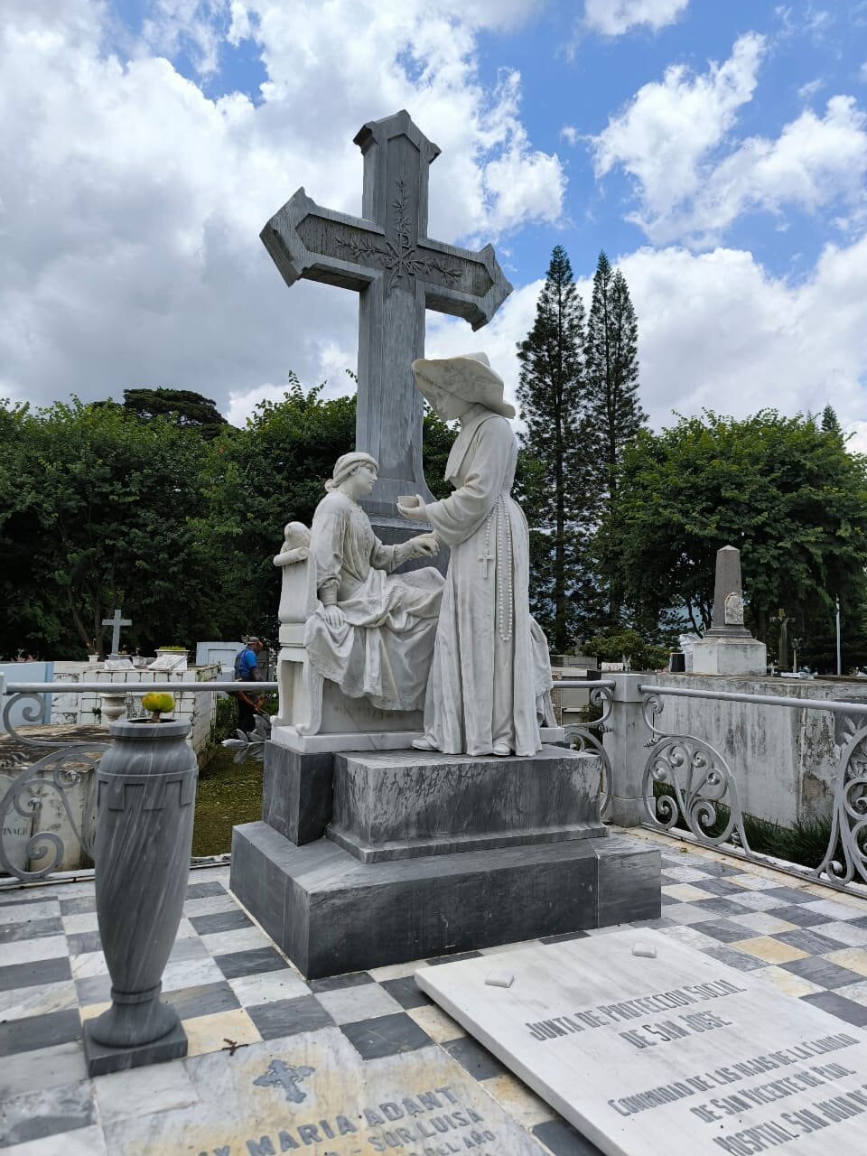 Caminata por San José lo lleva a conocer los secretos del Cementerio General.