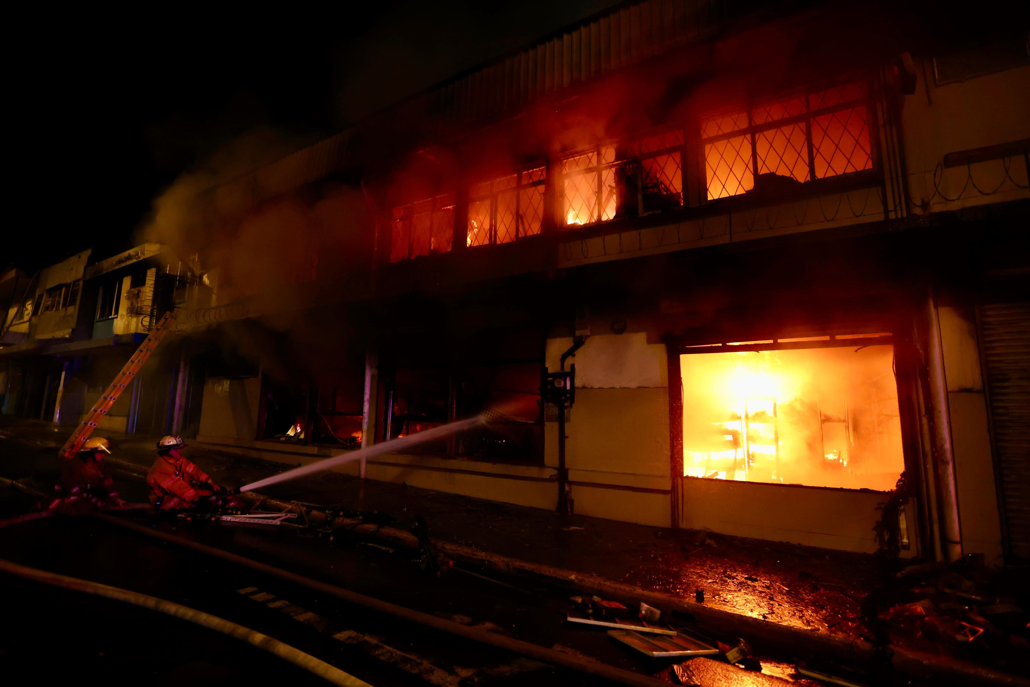 El Cuerpo de Bomberos atiende un incendio en una cuartería ubicada en San José centro,
