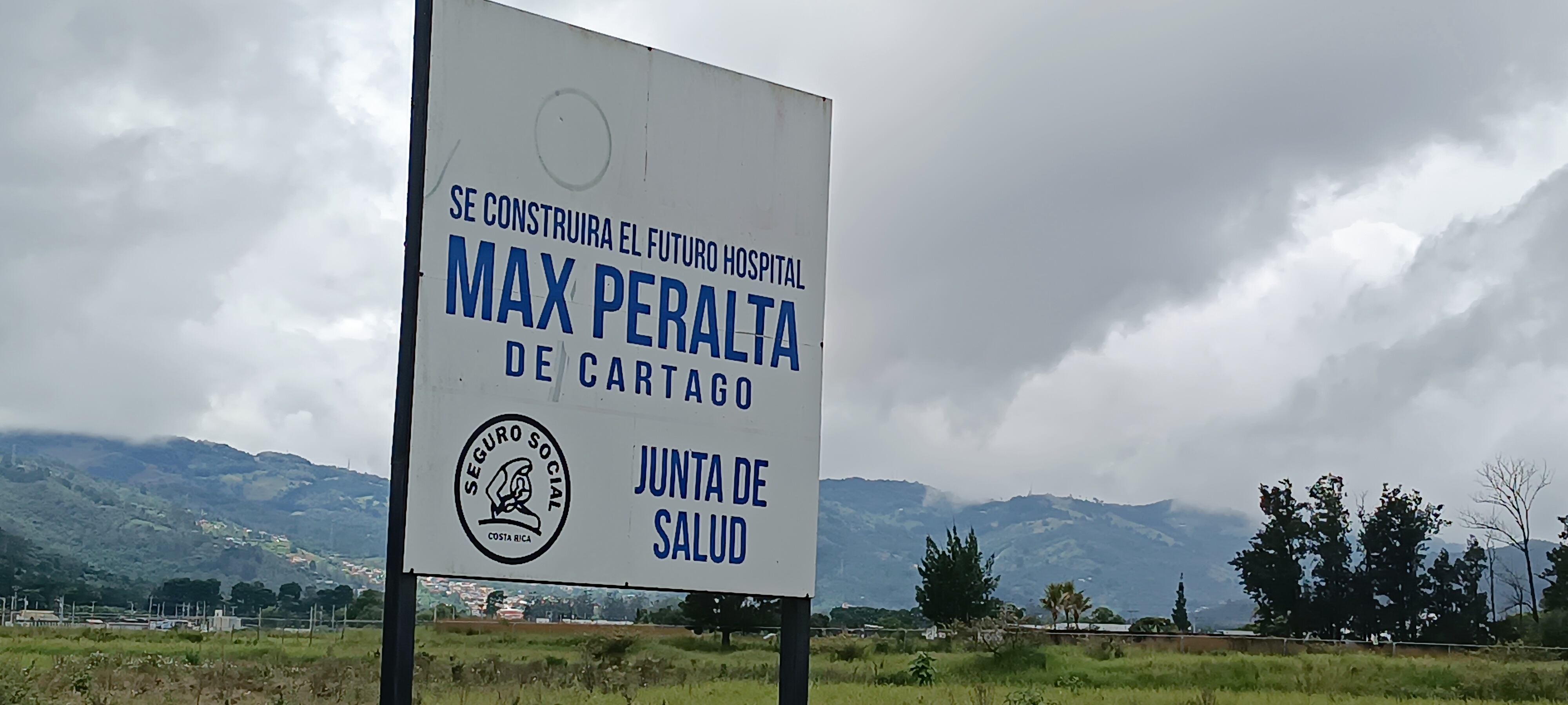 Rótulo del futuro Hospital Max Peralta en el nuevo terreno.