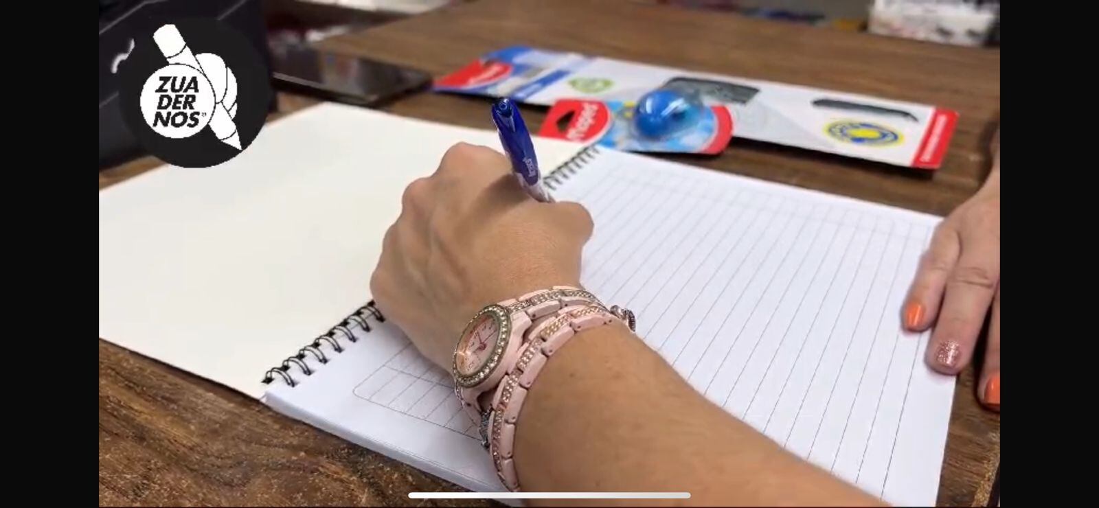 Paola González creó los Zuadernos, un cuaderno diseñado para personas zurdas.