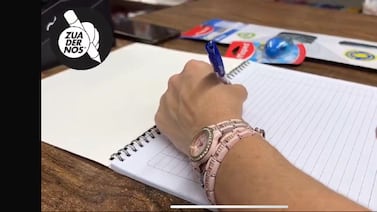 Una persona creó cuadernos para zurdos para evitar los dolores de cabeza al escribir