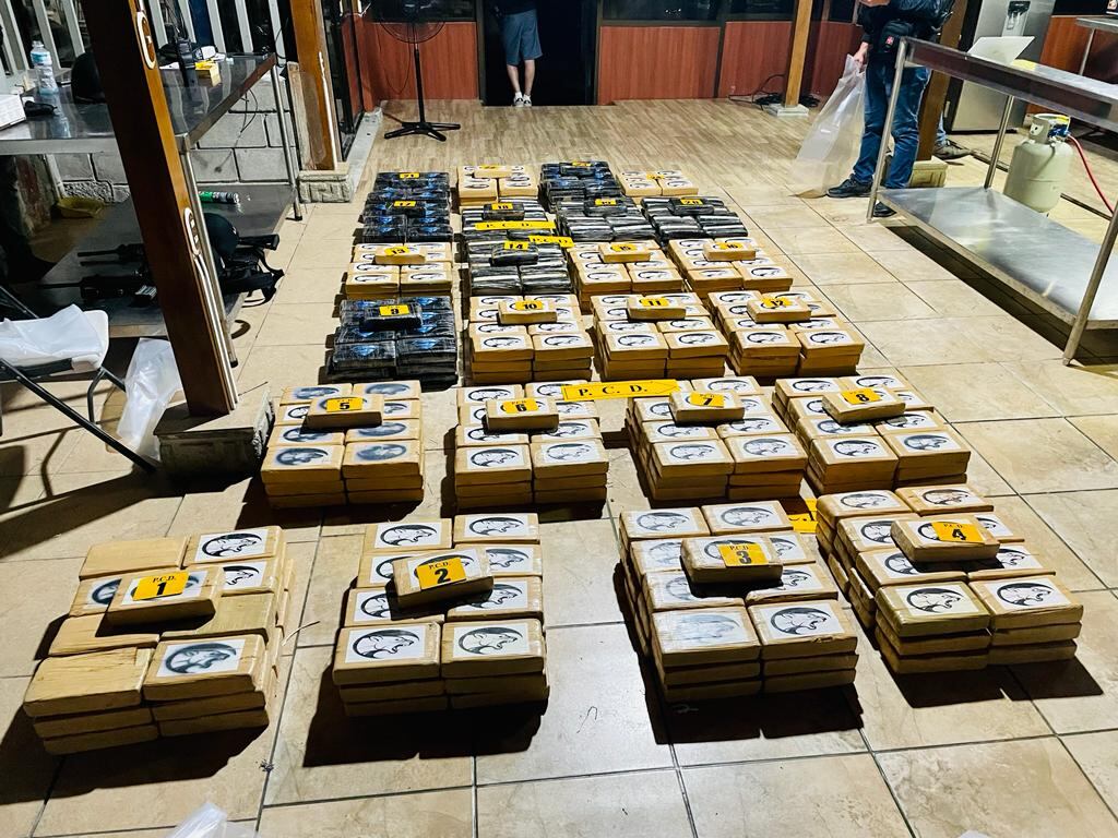 Operativo de la PCD, DEA y Fiscalía en  dos casas en barrios Limoncito y Los Cangrejos, de Limón logró el decomiso de cocaína, moto acuática, motos y camión. Foto: Fiscalía