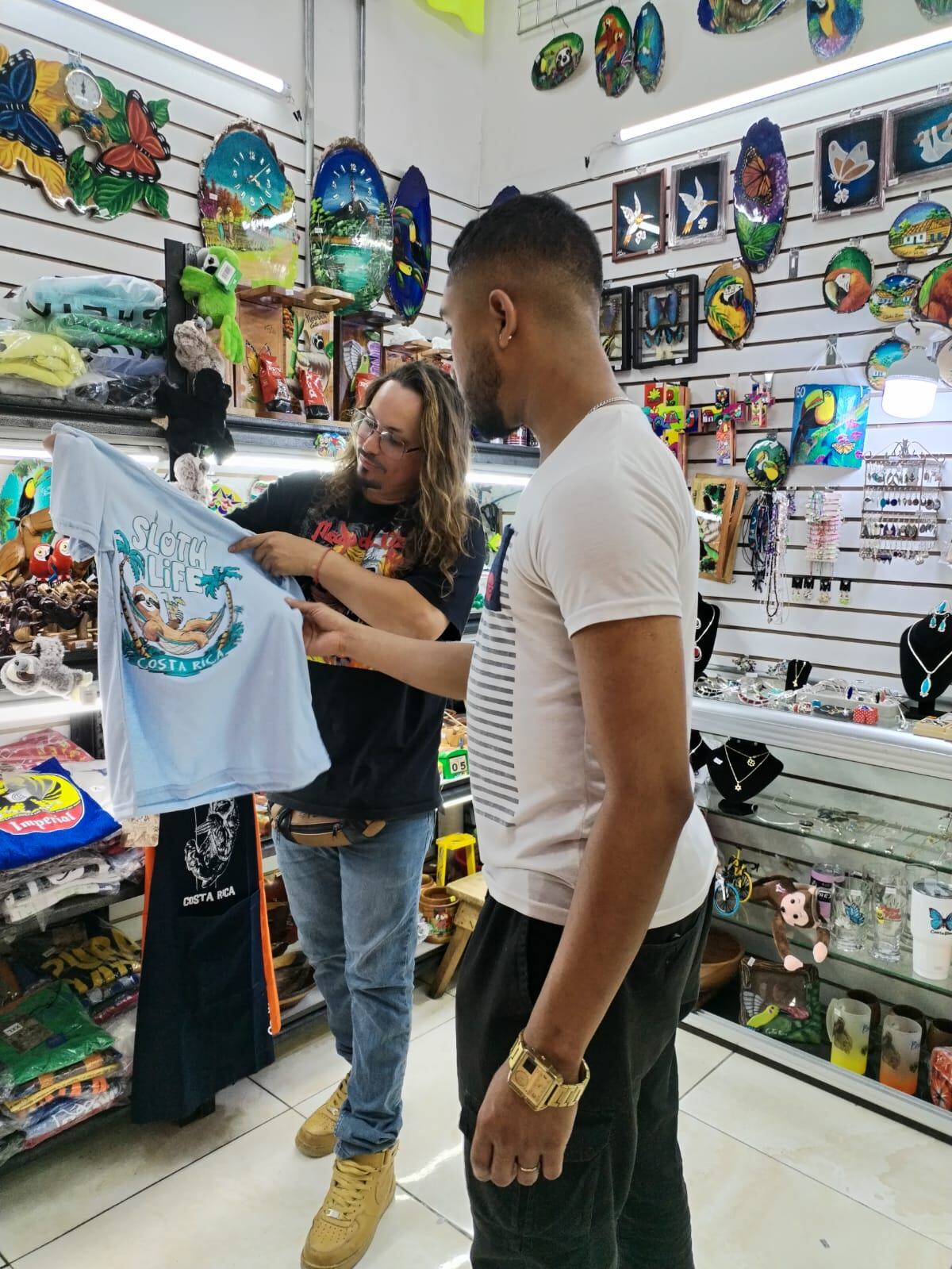 Albin Fernández, participante de Nace una estrella, trabaja en uno de los puestos del Mercado Municipal de Artesanias en San José.