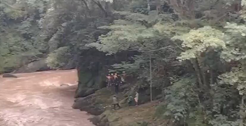 Rescatan a dos adultos y niña de 6 años arrastrados por río Damas en San Mateo de Alajuela.