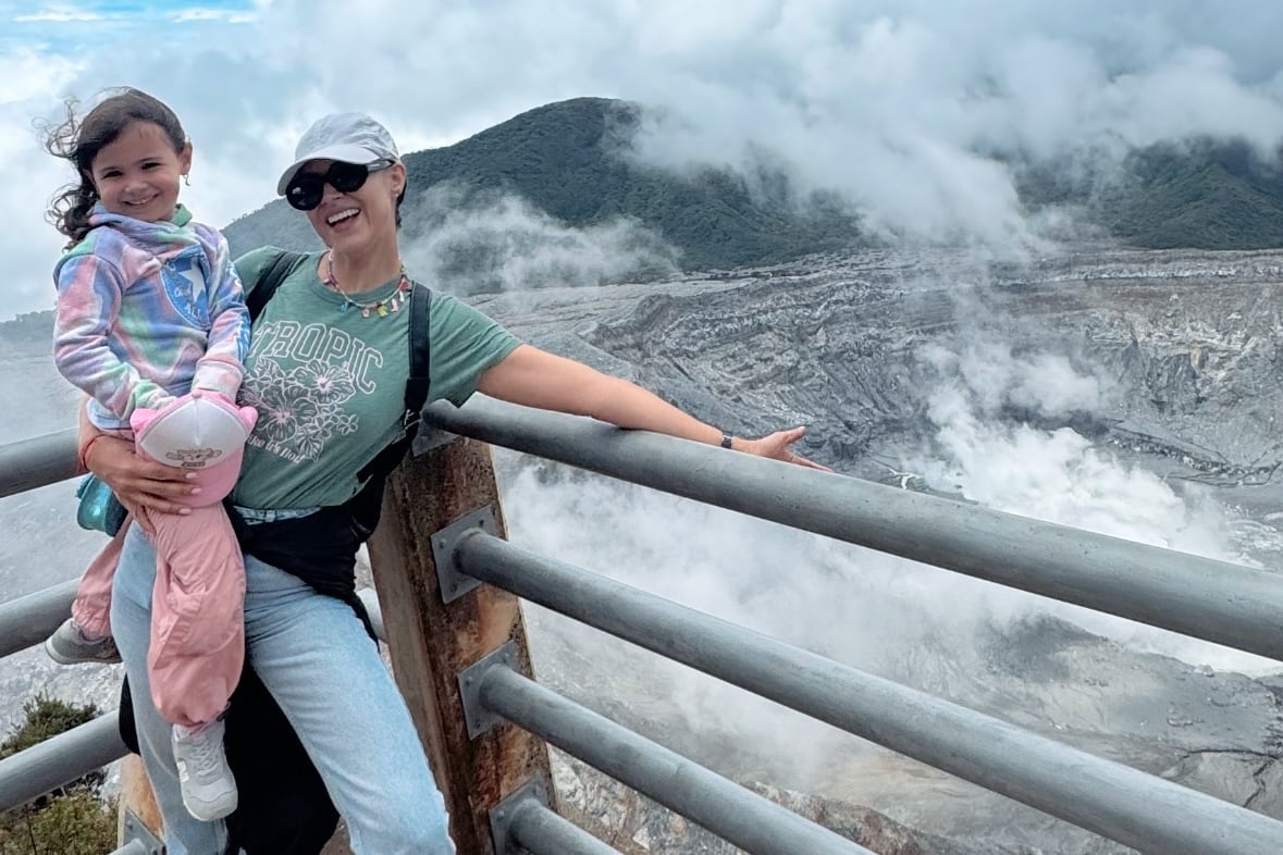 Johanna Ortiz la pasó muy bien en compañía de su pequeña hija.