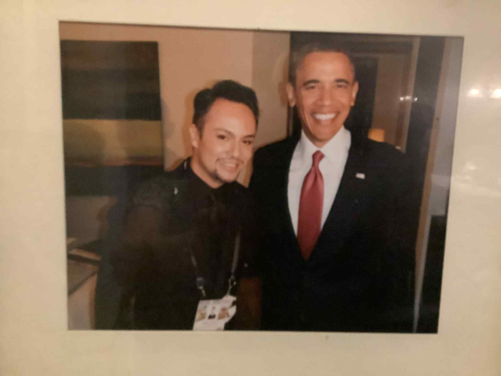 Maquillista Ángel Rafael González y sus padres Elizabeth Aguilar y Rafael Calderón.