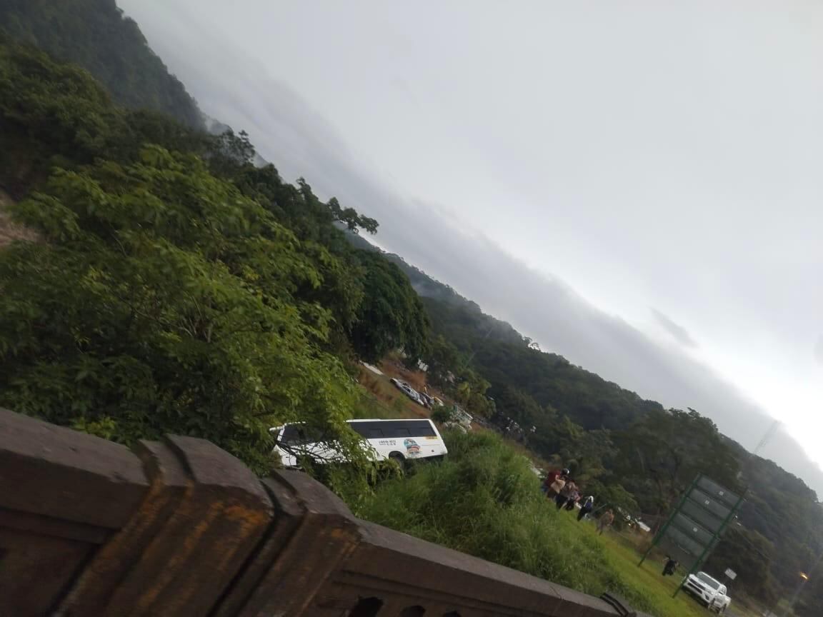 El chofer del bus fue llevado de urgencia al hospital. Foto: Cortesía