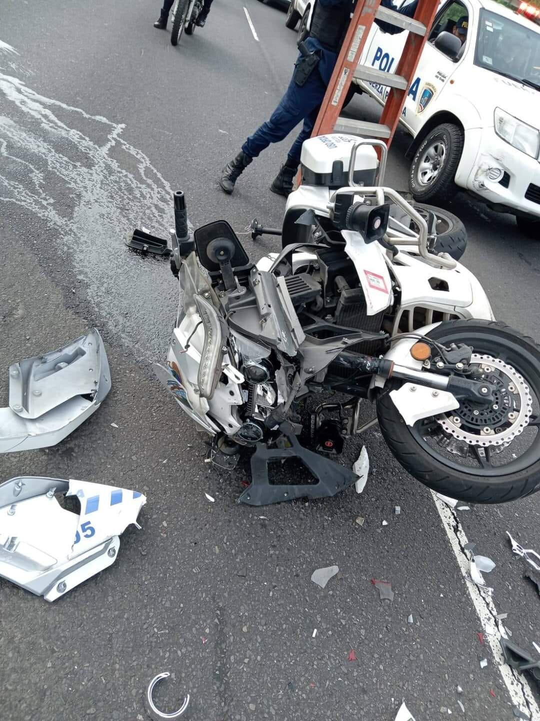 Policía muere en accidente en la autopista General Cañas.