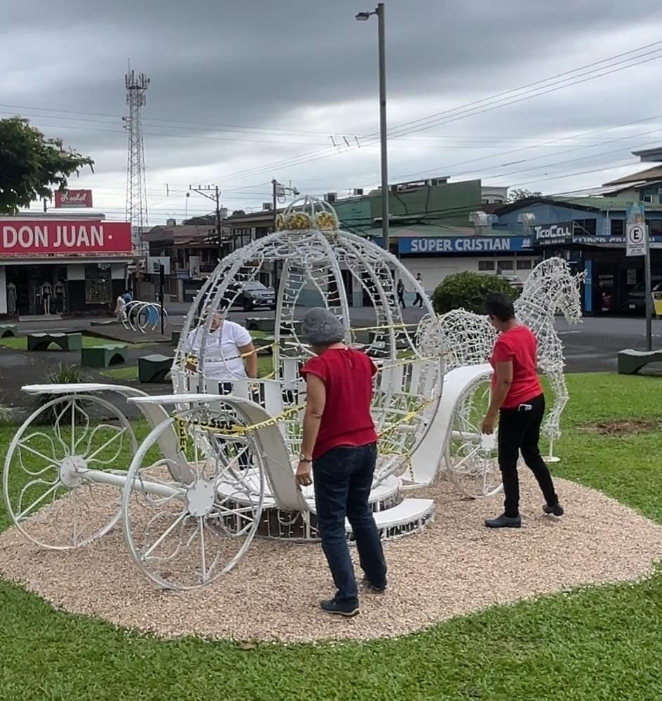 En La Fortuna de San Carlos la Navidad se adelantó. Este sábado 15 de noviembre, a partir de las 6:00 p.m., el Parque Central se transformará en un espectáculo de luz y color con la tradicional iluminación navideña
