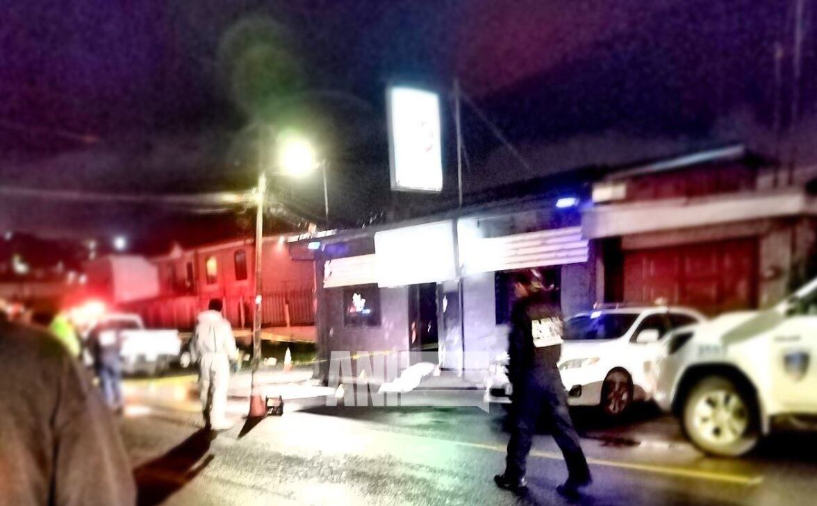 El cuerpo del joven quedó tendido en la entrada de un negocio. Foto Agencia Nacional de Información.