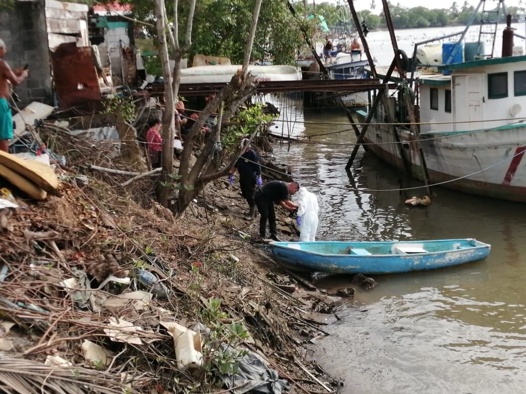 Halla cuerpo de joven asesinado en estero de Fray Casiano en Puntarenas. Foto: Andrés Garita.