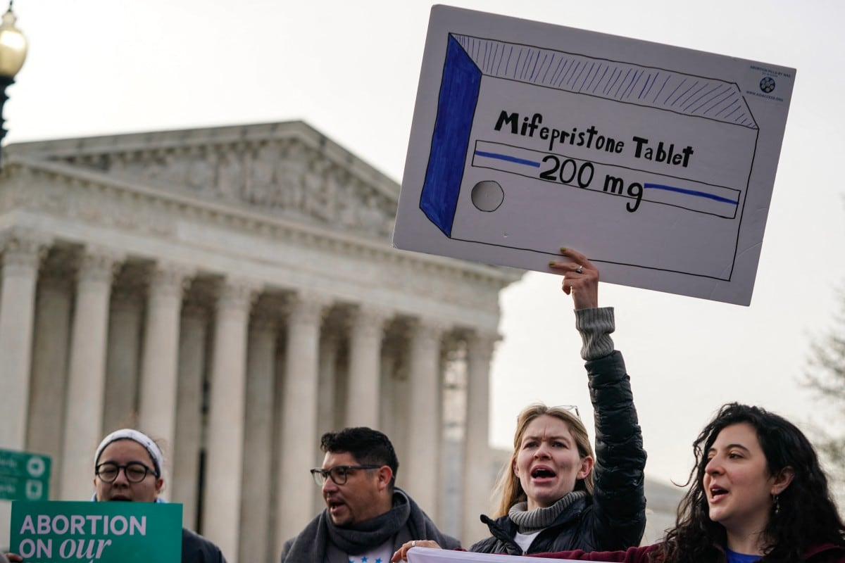 Manifestantes defienden la distribución de mifepristona frente a la Corte Suprema de Estados Unidos.