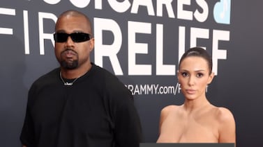 Esposa de Kanye West llegó a los Grammy con vestido que no deja nada a la imaginación