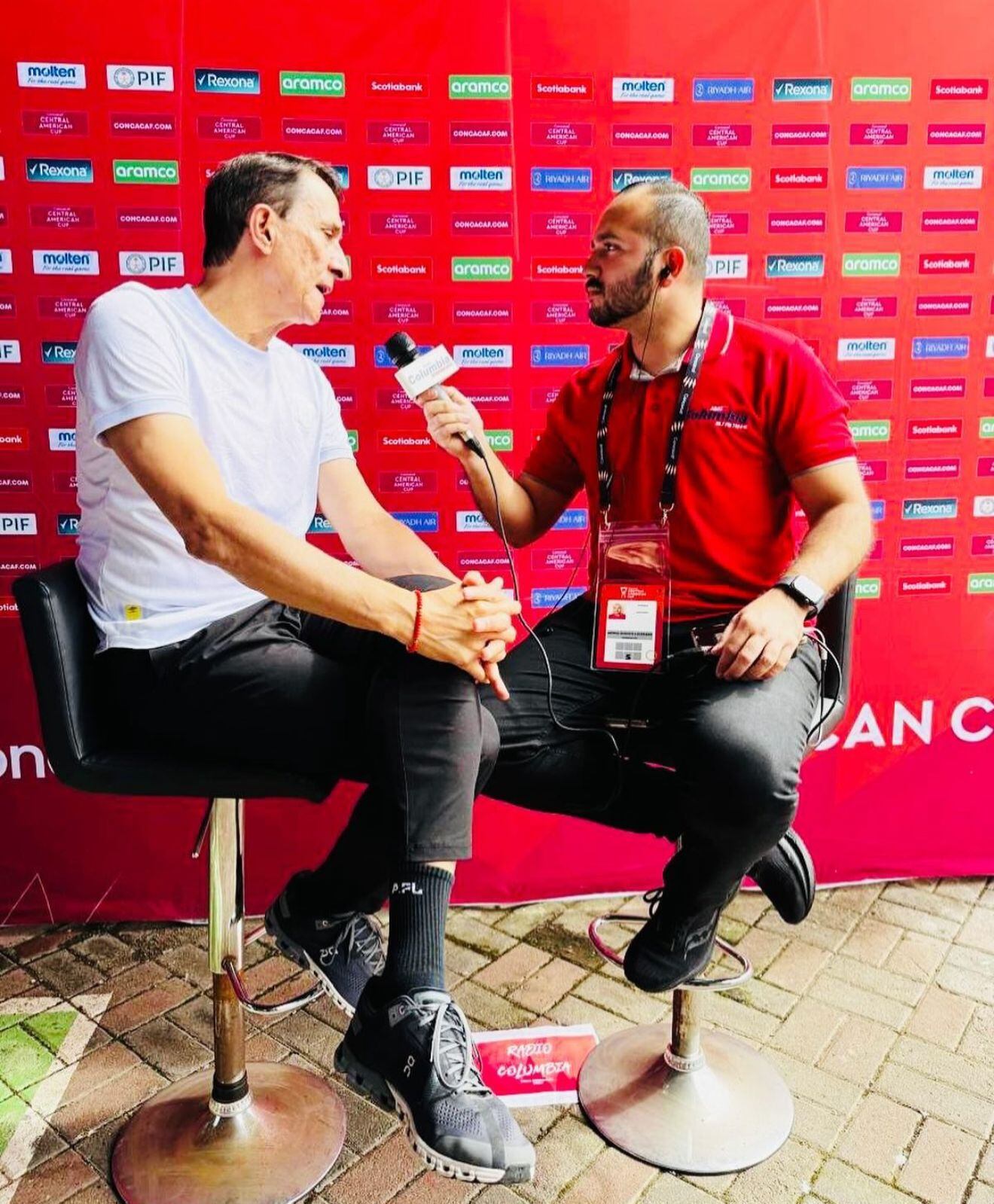 Alexandre Guimaraes le ofreció una disculpa al periodista Anthony Porras este sábado. Foto: Cortesía