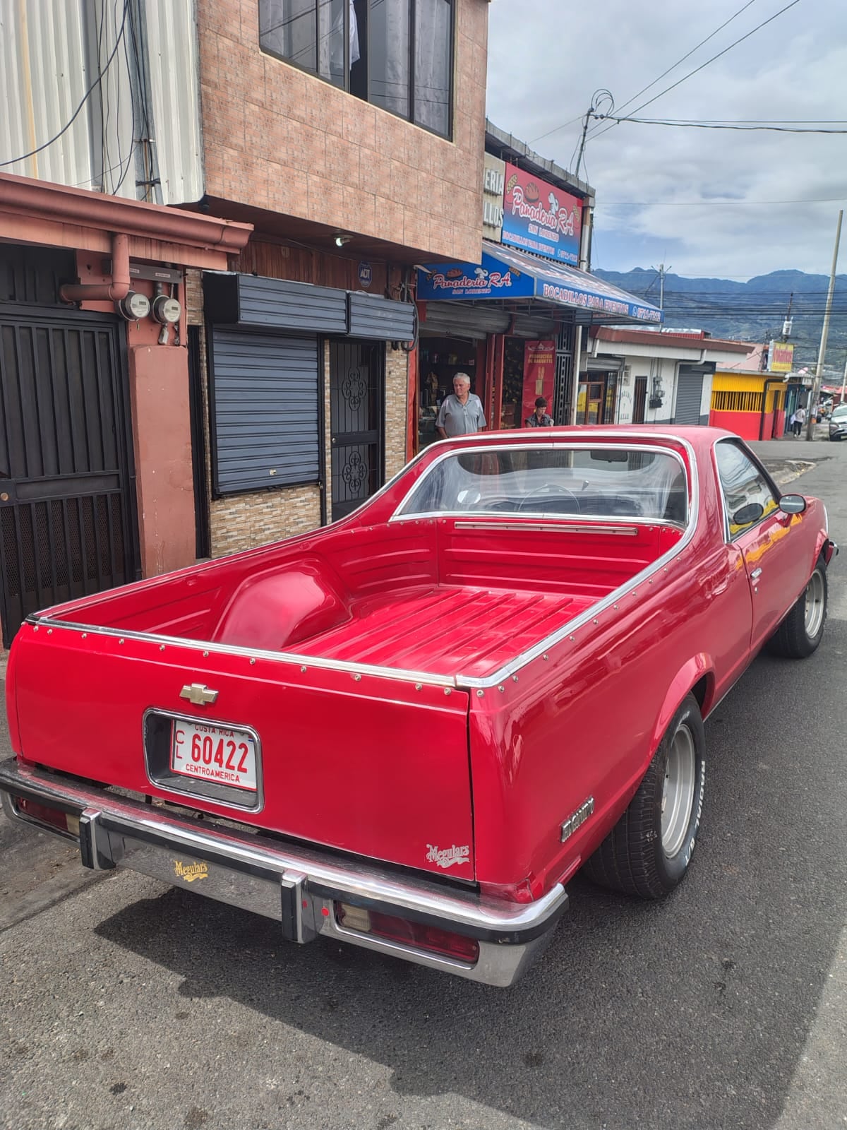 Don Luis Chinchilla tiene dos Chevrolet El Camino 1978, idénticos.