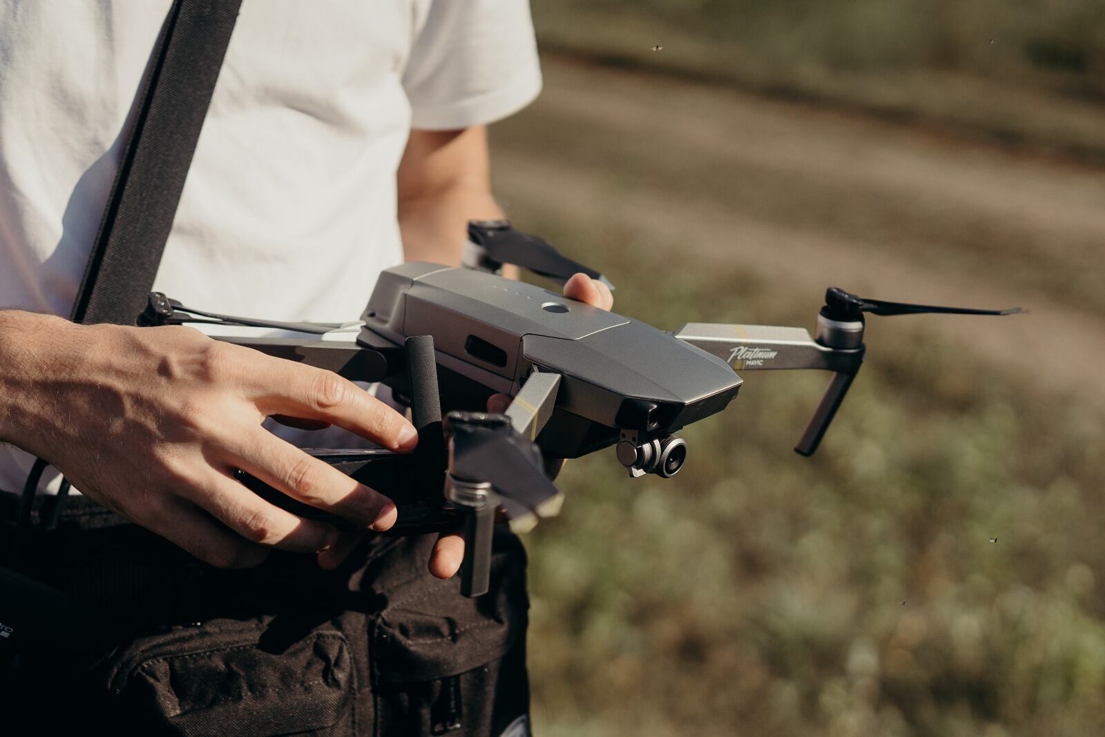 Por estos tiempos los drones se han vuelto muy famosos y cada vez más familias tienen uno, por eso, de la mano de la Dirección General de Aviación Civil (DGAC) y AERIS, la empresa administradora del aeropuerto Juan Santamaría, les vamos a decir qué hacer para evitar accidentes