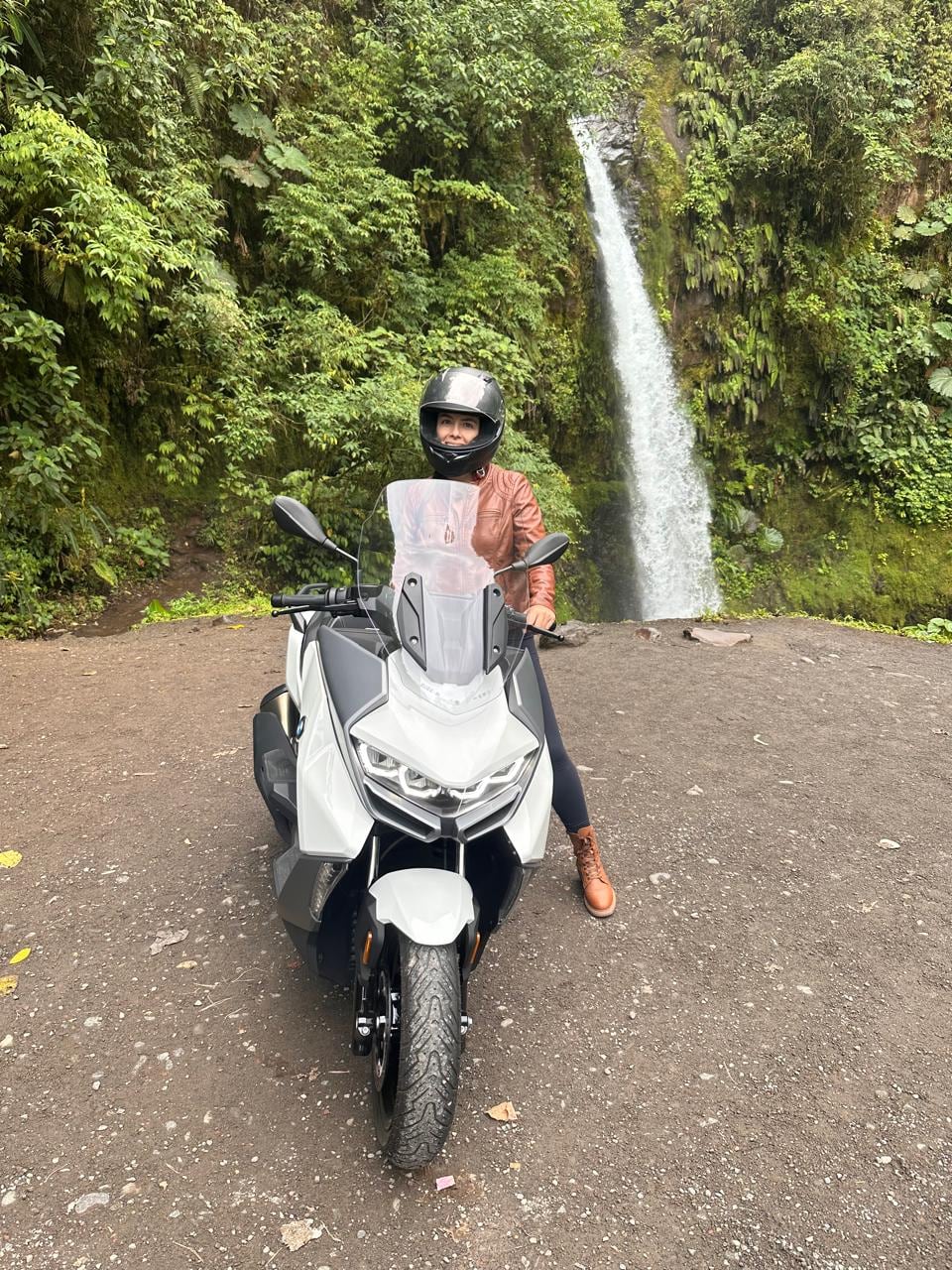 Fabiola Montoya es dueña de una espectacular moto BMW C400-GT.