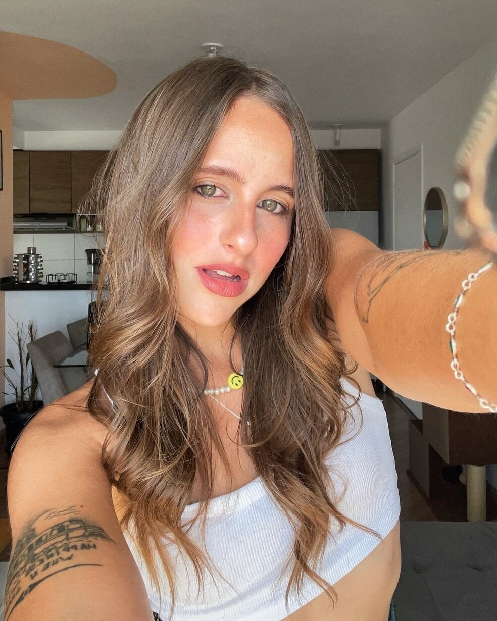 Joven sigue creando contenido en sus perfiles como ingreso extra.