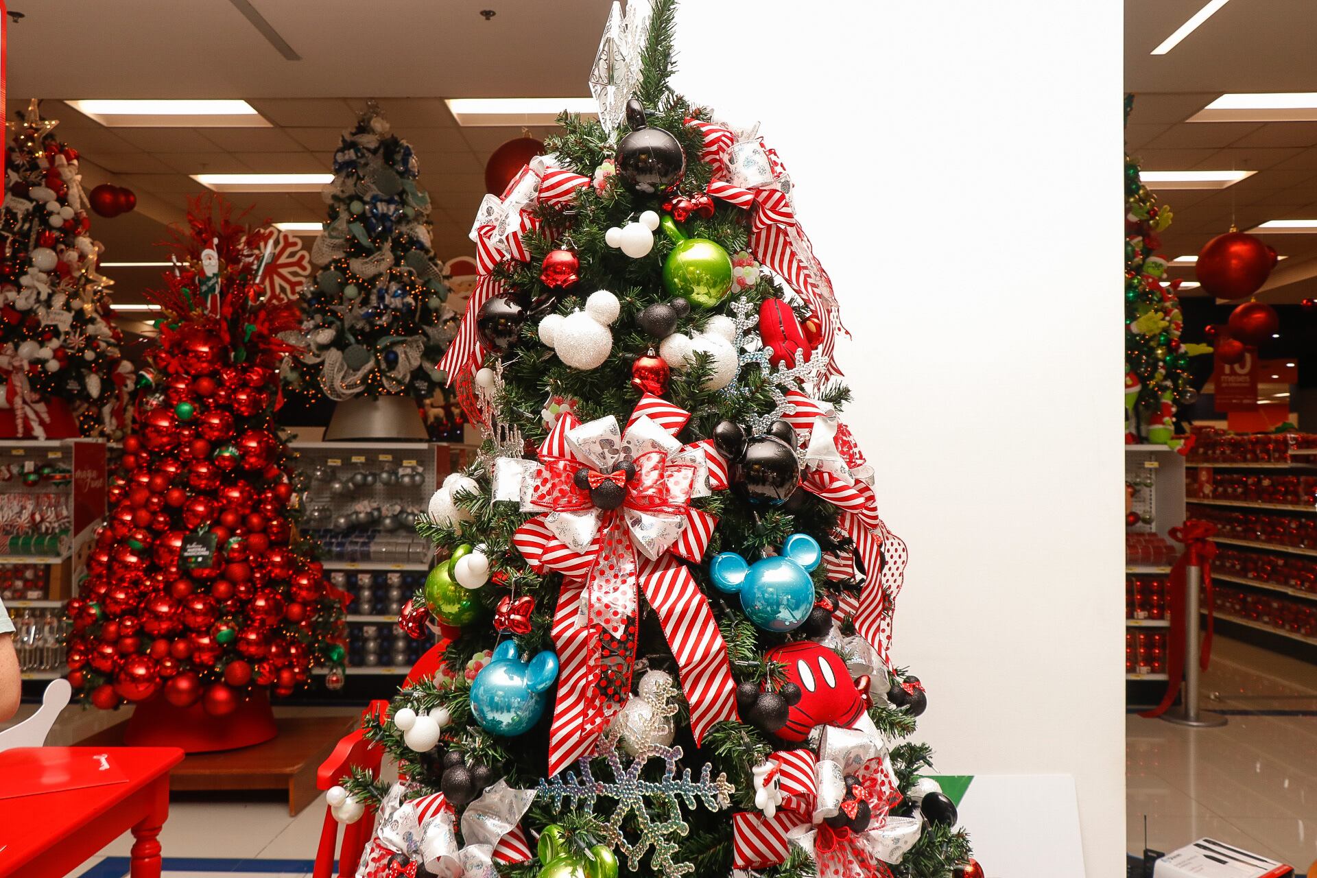 21/09/2023. Las tendencias de la Navidad. Tiendas Universal, Escazú Village. Fotografía: Lilly Arce.