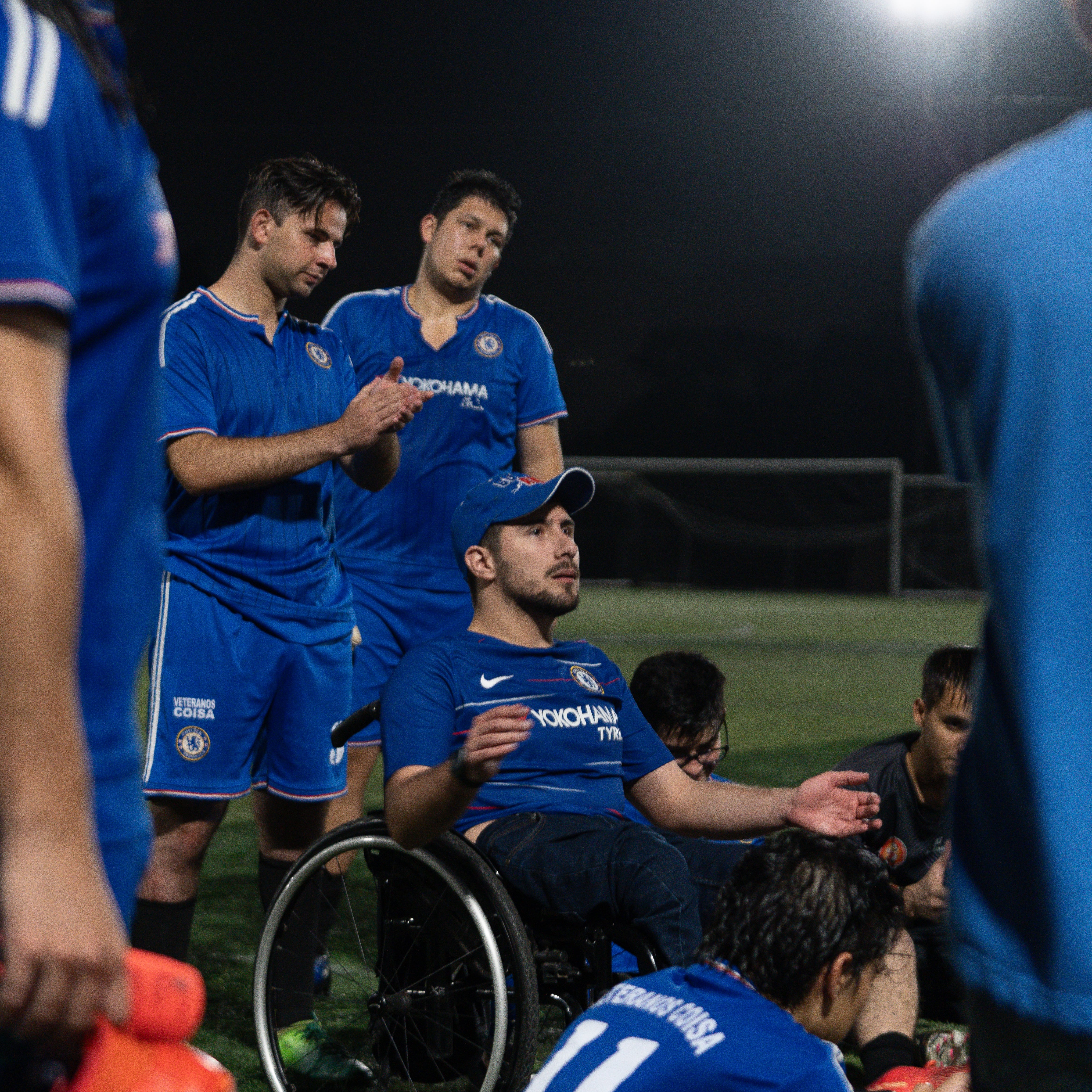 Luis Felipe Font, presidente de La Vía, (medio) anima a su equipo mientras luchan por el tercer lugar en un
emocionante encuentro.