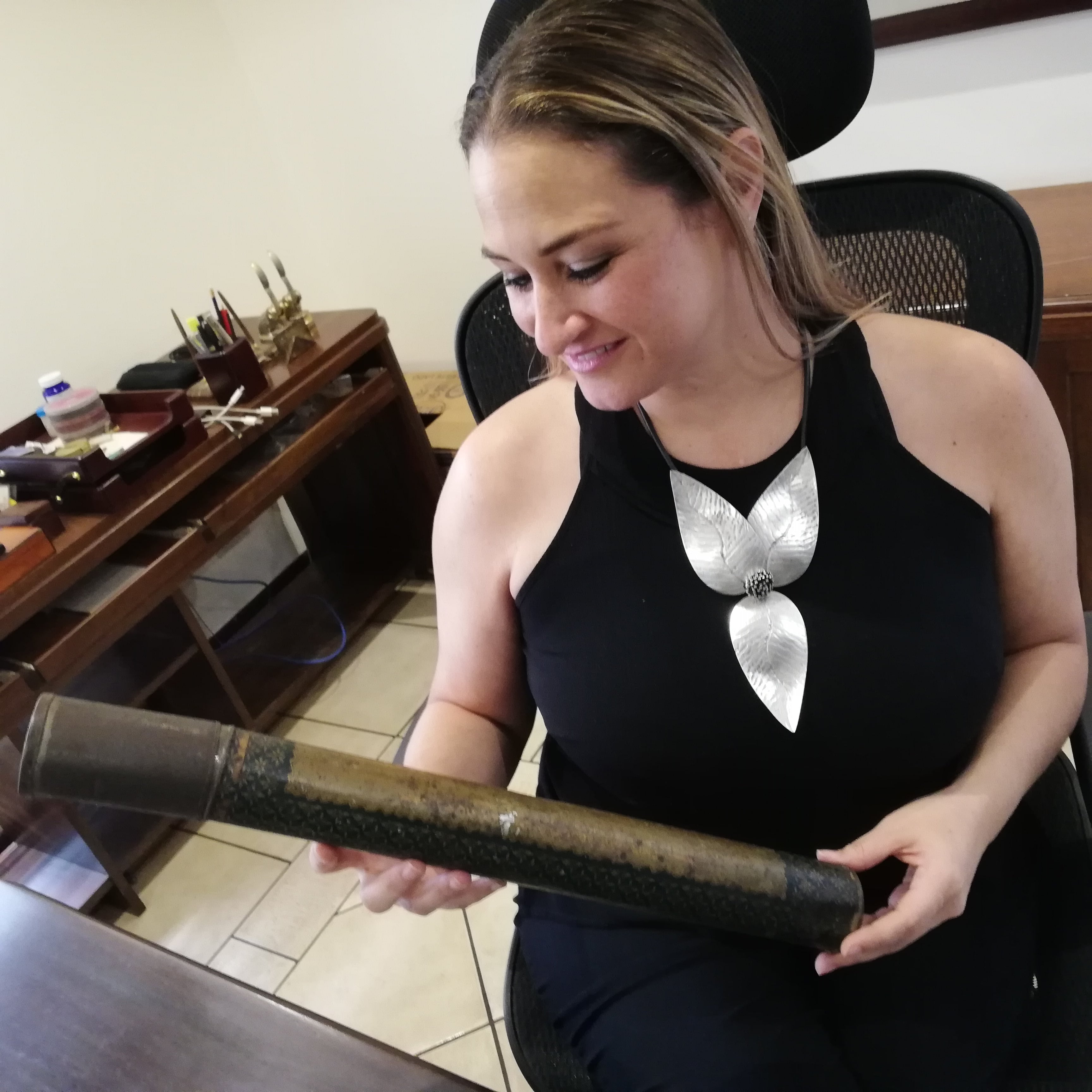 En 1951 el ungüento balsámico, Zepol, se comenzó a envasar industrialmente, sin embargo, el farmacéutico venezolano, Luis Alejandro López, lo inventó desde 1926, o sea, que para el 2021, cumple 95 de haberse creado. En la foto, María Alejandra López Yglesias, actual directora general y nieta de Luis Alejandro e hija de Alejandro López Van der Laat, hijo de Luis Alejandro y quien fue director general de 1979 al 2011.