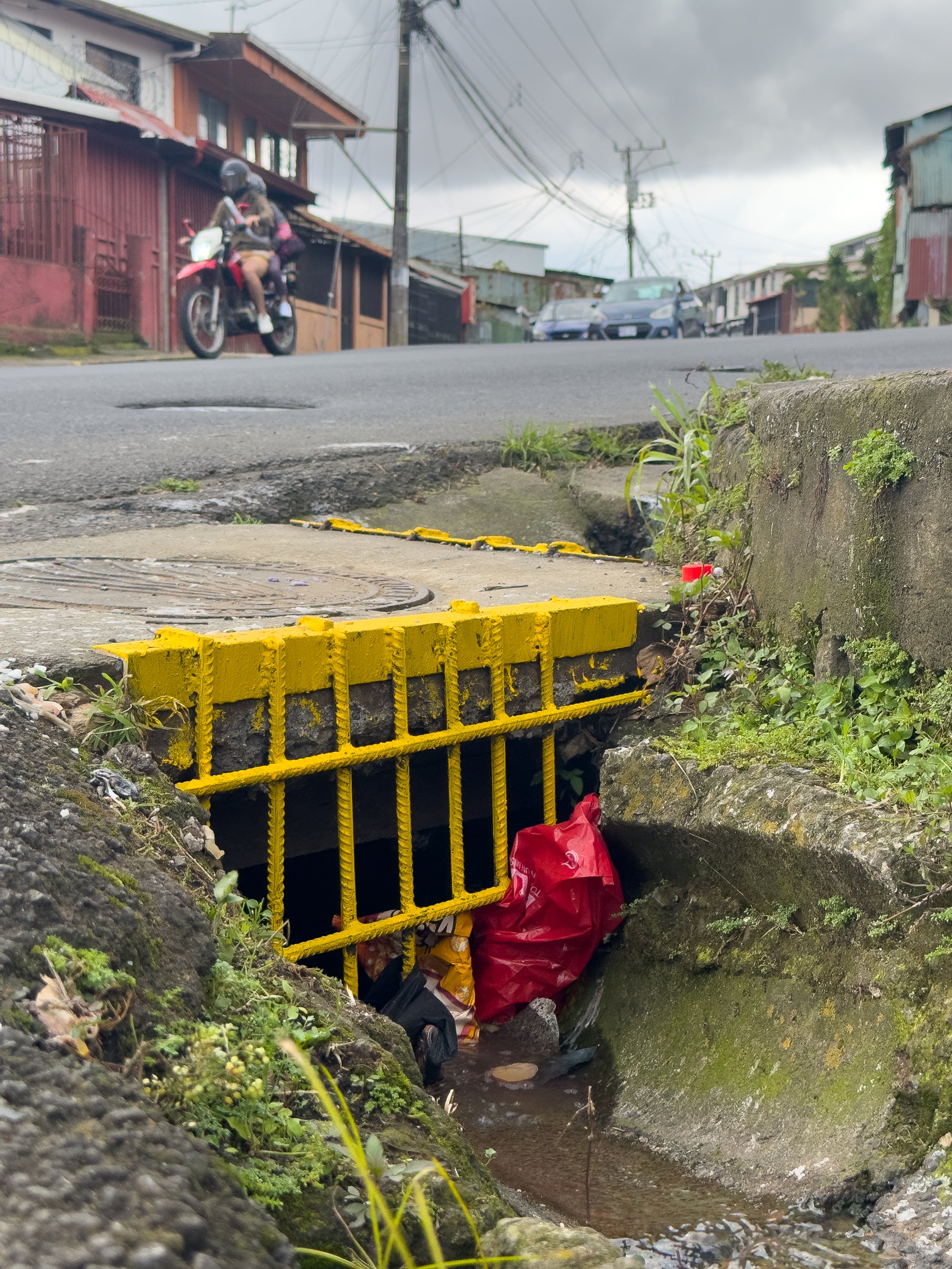 03/10/2025, San José, Guadalupe, Purral, fotografía de la alcantarilla donde cayó el niño de 5 años llamado Leandro Mangas, y que todavía no ha sido encontrado. Ya en dichas alcantarillas pusieron rejas para evitar futuros accidentes.