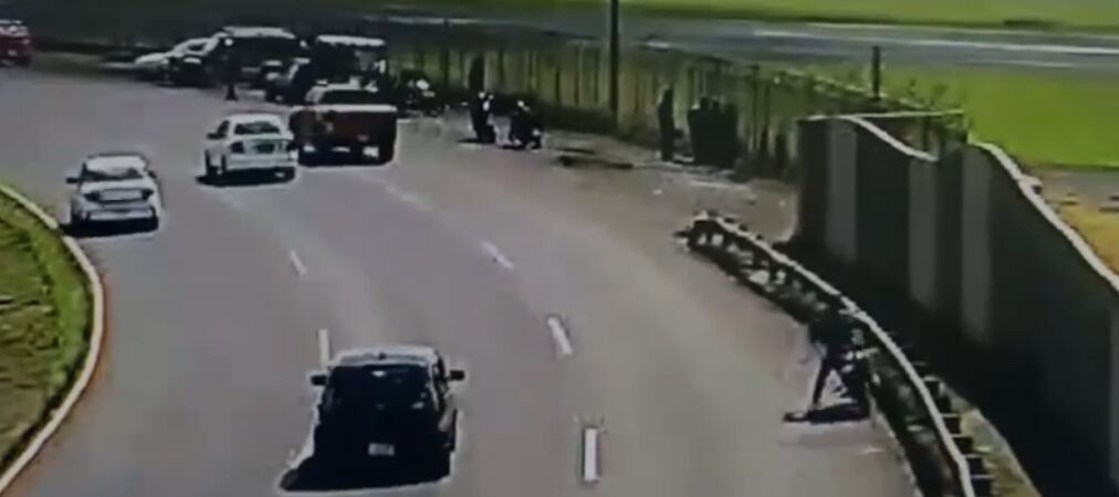 Un hombre resultó herido al chocar contra una baranda metálica en las cercanías del aeropuerto