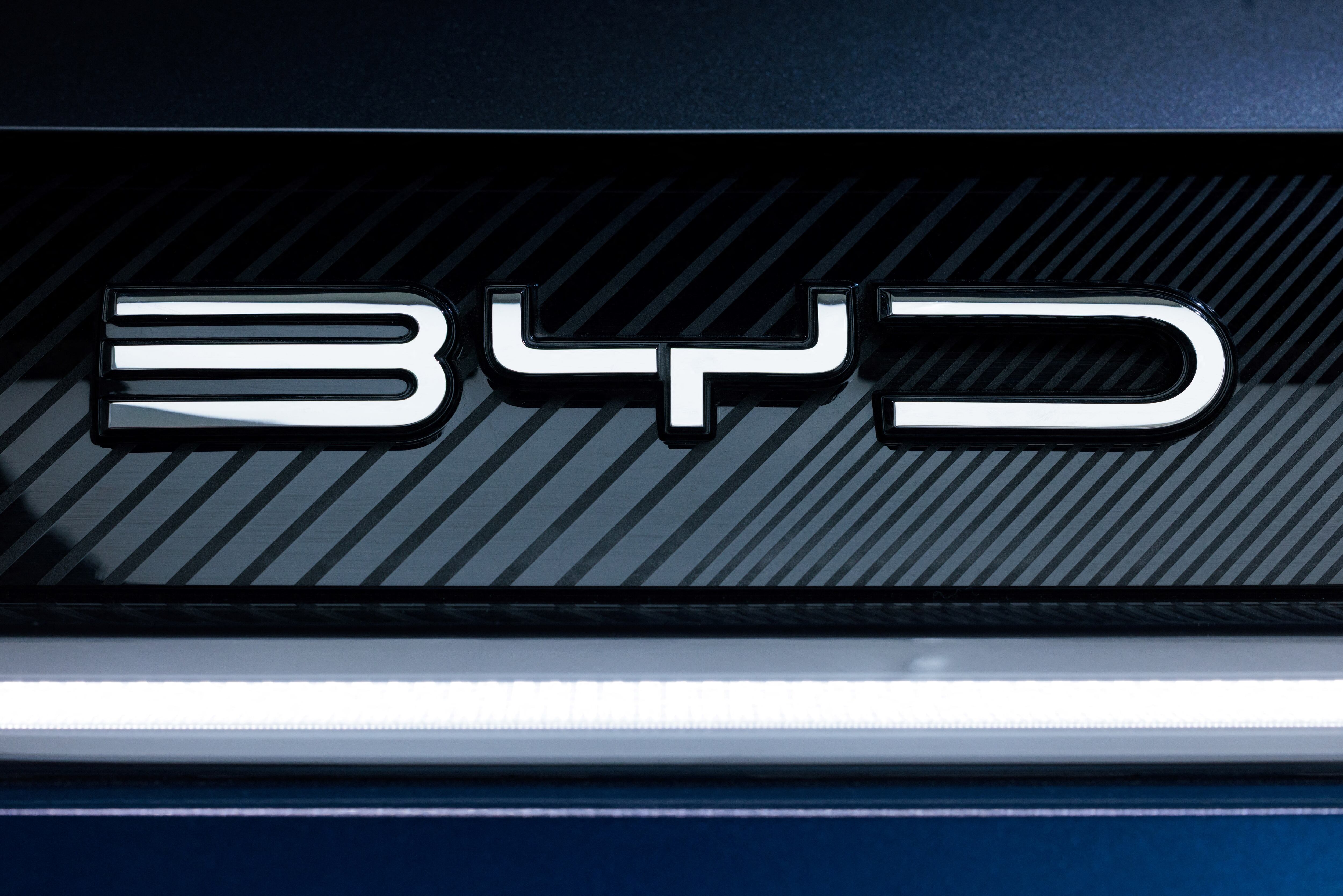 Concesionarias de BYD en Brasil enfrentan críticas por precios más altos en revisiones de vehículos.