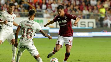 Warren Madrigal se arrimó un par de veces al camerino de Alajuelense y salió premiado
