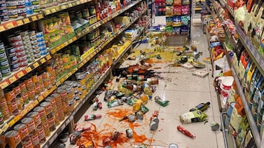 (Video) Cámara de supermercado capta el momento del fuerte temblor de 6,1 grados en Quepos