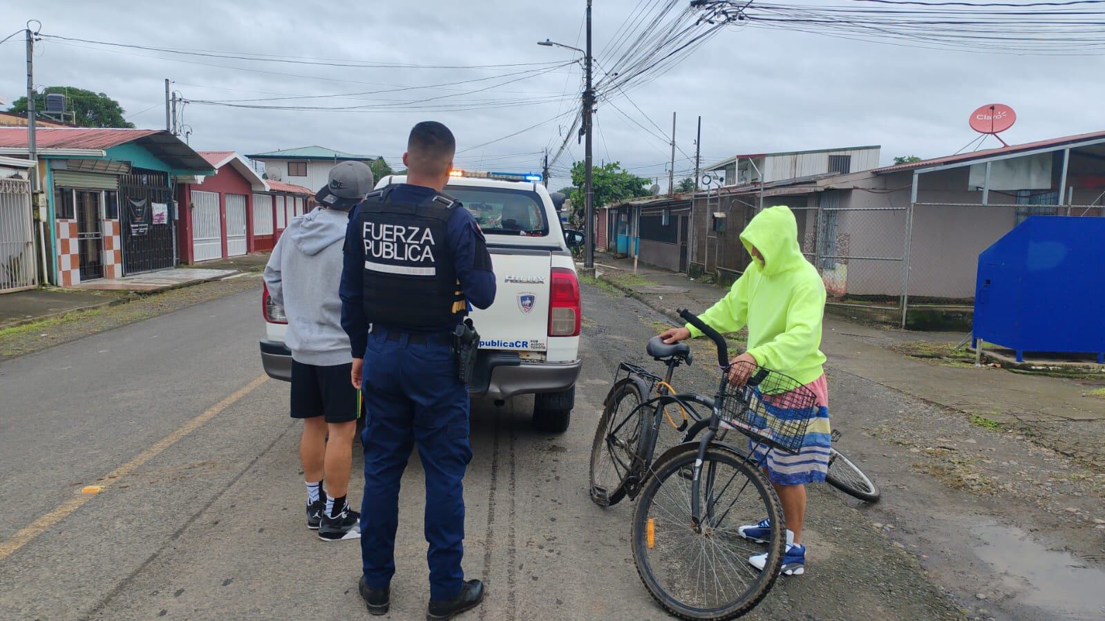 Santos (de suéter con gorro) fue sorprendido en la urbanización Don Chu, en Upala.