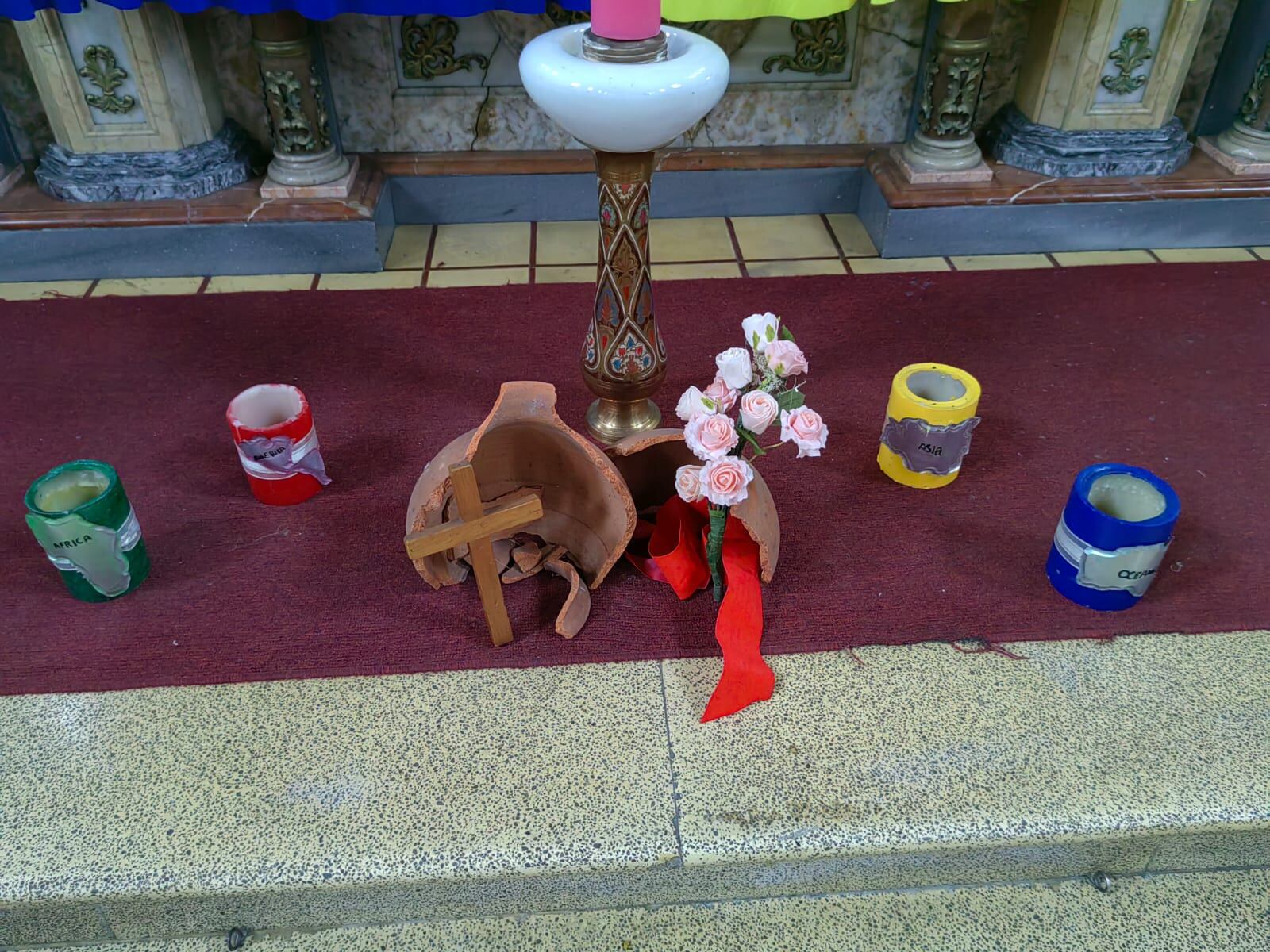 La parroquia de barrio Cuba en San José, Nuestra Señora de la Medalla Milagrosa, cubrió su altar con la bandera de Ucrania para que, en la Hora Santa de este jueves 3 de marzo, se rece por la paz mundial. En la foto, el padre Ignacio Enrique Marín Artavia, cura párroco de la Medalla Milagrosa
