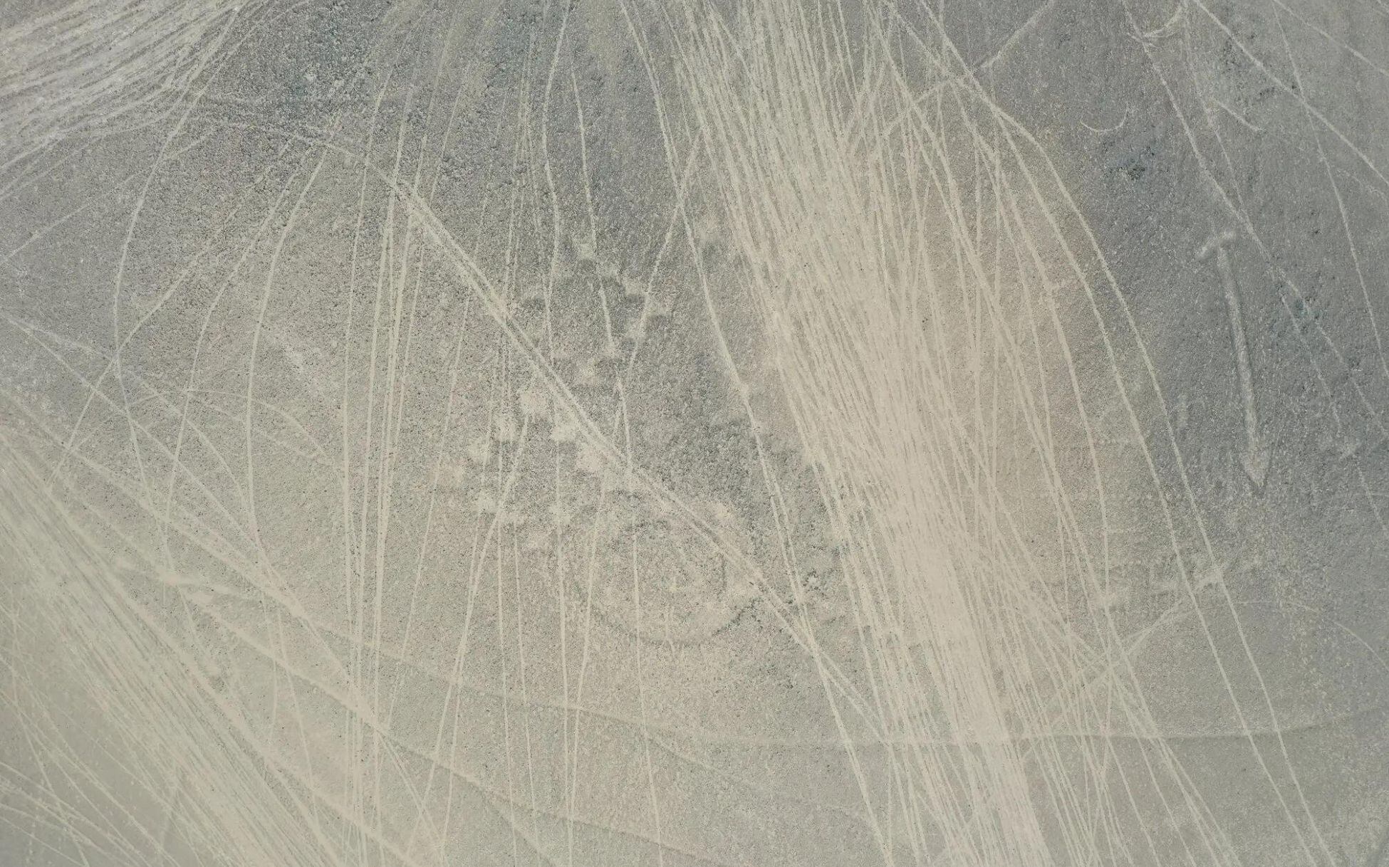 Así fue como los imprudentes conductores dejaron los geoglifos del desierto de Atacama. Foto: Luis Pérez Reyes.