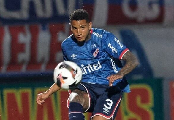 Fútbol.- El uruguayo Juan Izquierdo está con un "cuadro neurológico crítico" tras desplomarse en la Copa Libertadores