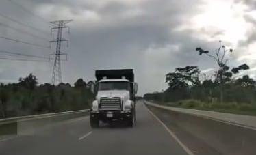 Las cámaras de seguridad de un carro captaron el momento en el que una conductora reaccionó con rapidez y valentía cuando una vagoneta iba frente al carro que manejaba. Foto: Captura de Video