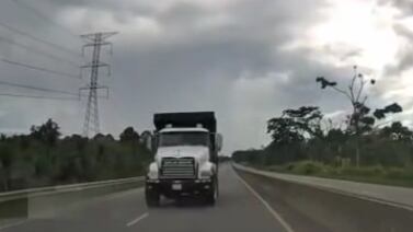 Video capta la increíble reacción de conductora ante invasión de carril de una vagoneta