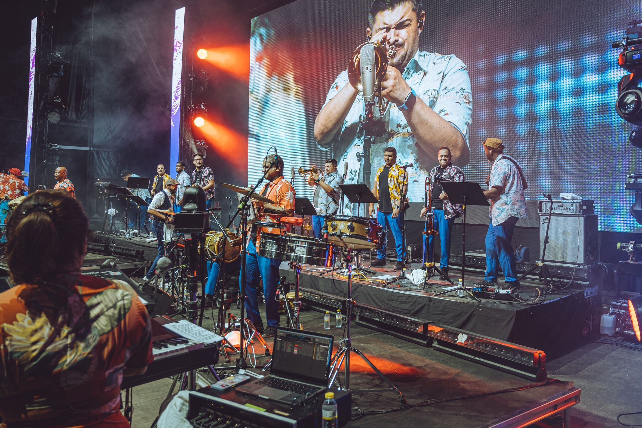 El costarricense Ernesto Núñez Chacón tiene 38 años, es trompetista y desde el 2010 es integrante de la 4.40, la banda del cantautor dominicano Juan Luis Guerra quien el pasado 14 de noviembre se ganó 4 grammies más para un total de 28.