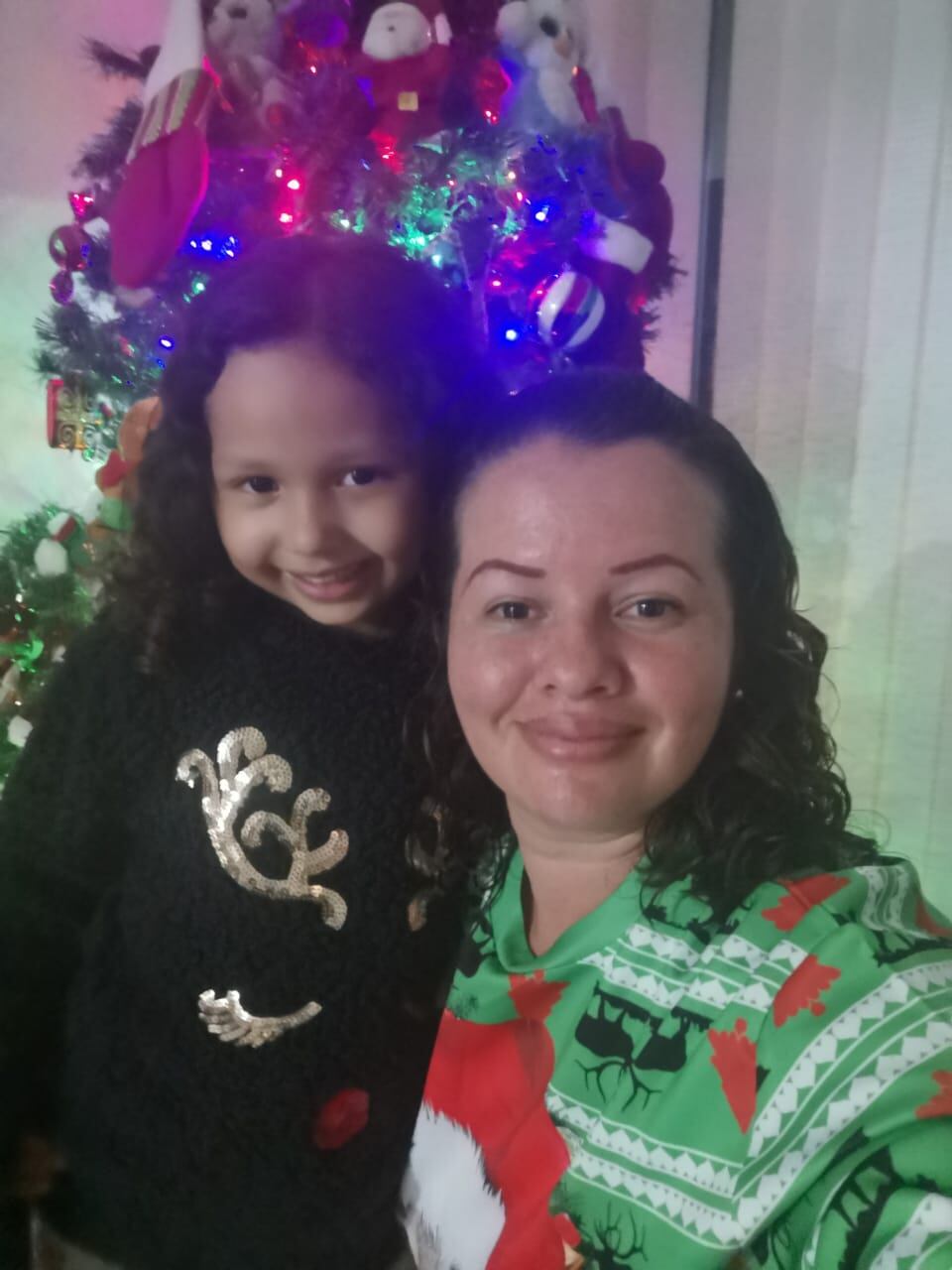 Laura Barrientos, quien tiene 37 años, 3 hijos y es de Lagunilla de Heredia. “Yo comencé a adornar antitos del 15 de setiembre y lo hice porque si bien siempre en casa hemos amado la navidad. Laura Barrientos, quien tiene 37 años, 3 hijos y es de Lagunilla de Heredia. “Yo comencé a adornar antitos del 15 de setiembre y lo hice porque si bien siempre en casa hemos amado la navidad. En la foto con su hija Luciana de 6 años.