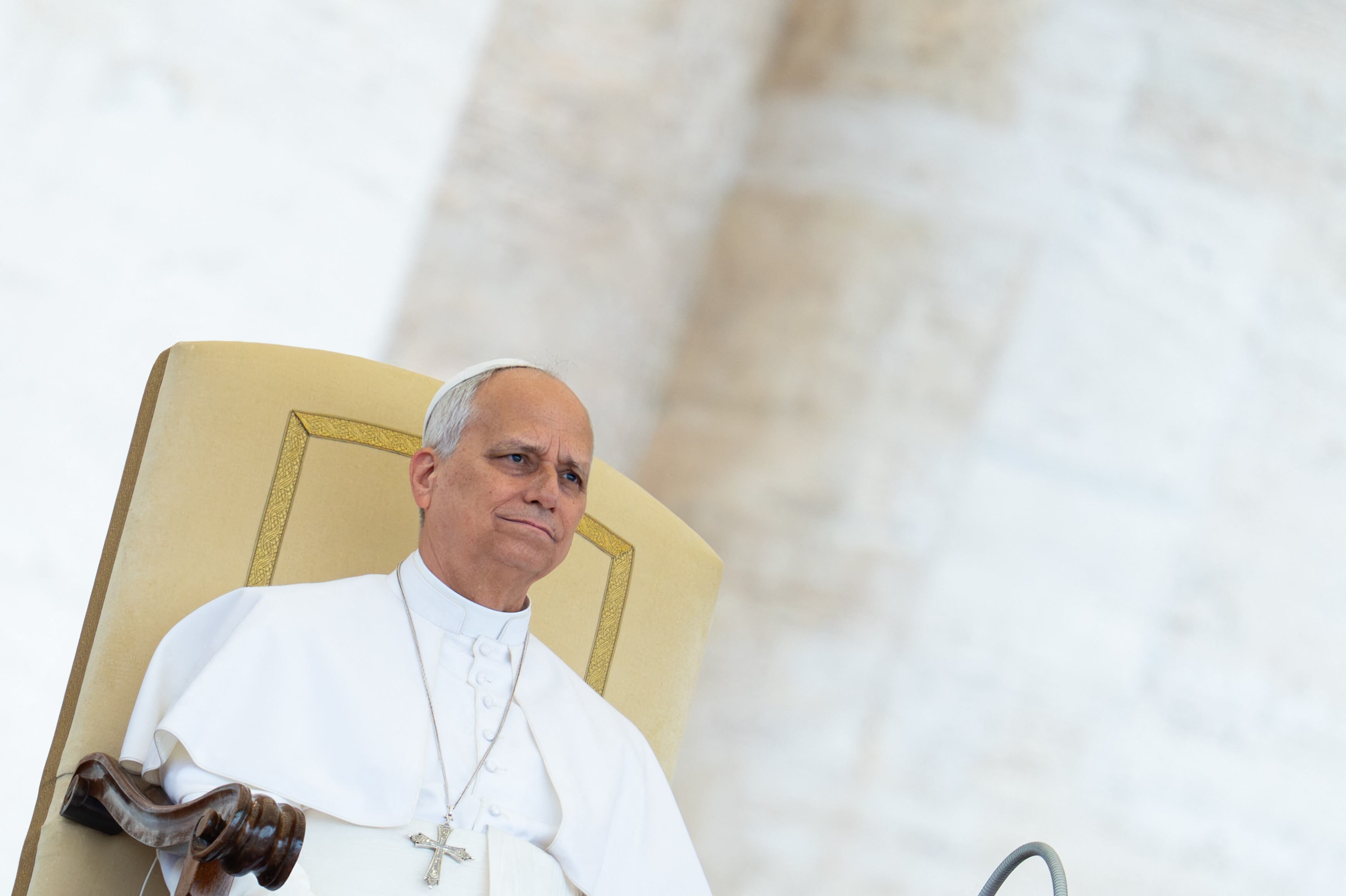 El Papa León XIV asiste a la audiencia general semanal en la Plaza de San Pedro en la Ciudad del Vaticano el 6 de mayo de 2026.