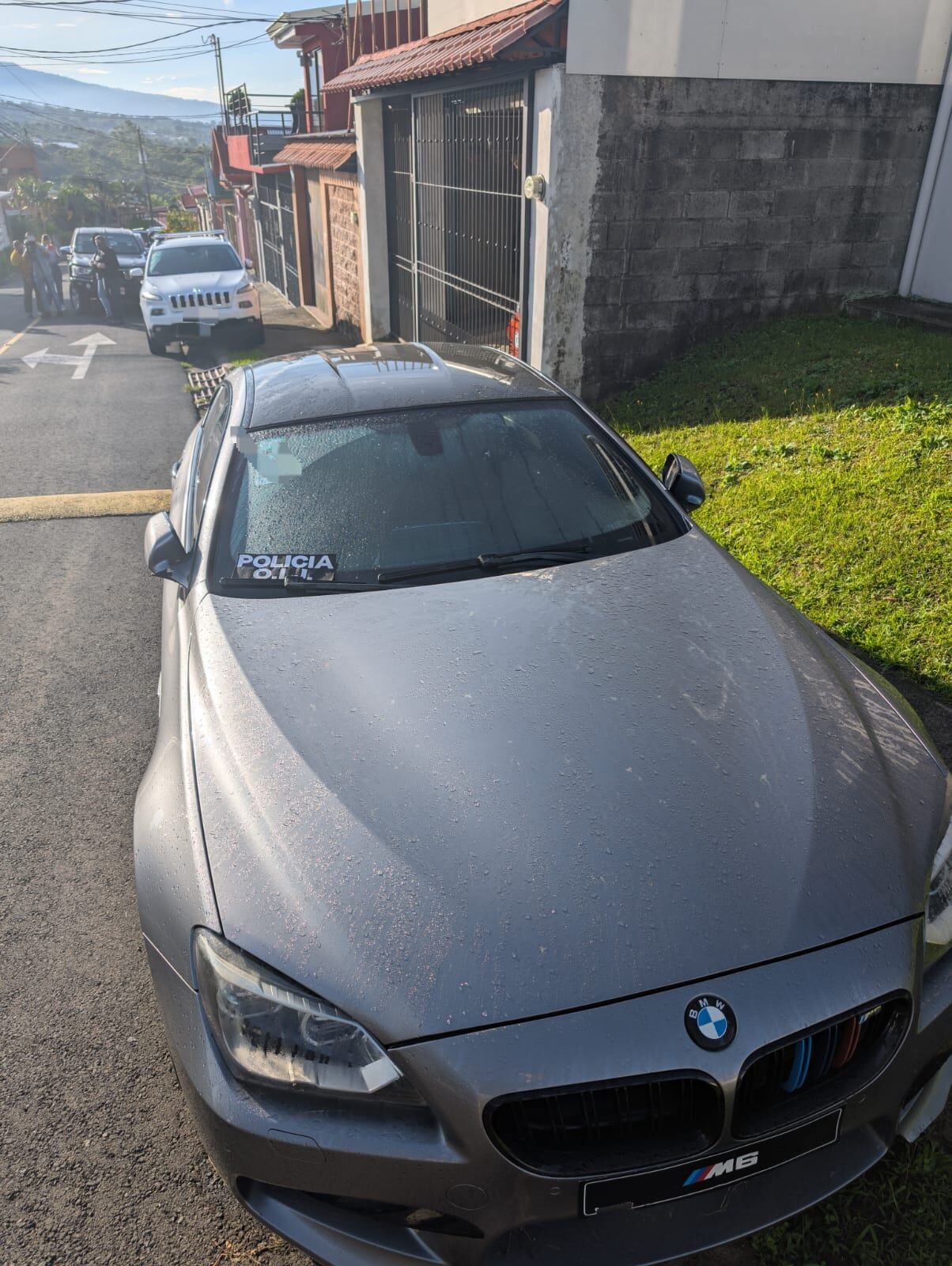 Un Jeep Rubicon, así como dos automóviles jeep y un BMW es parte de los lujos que tenían los esposos sospechosos de lavar dinero por medio de préstamos gota a gota. Foto: OIJ