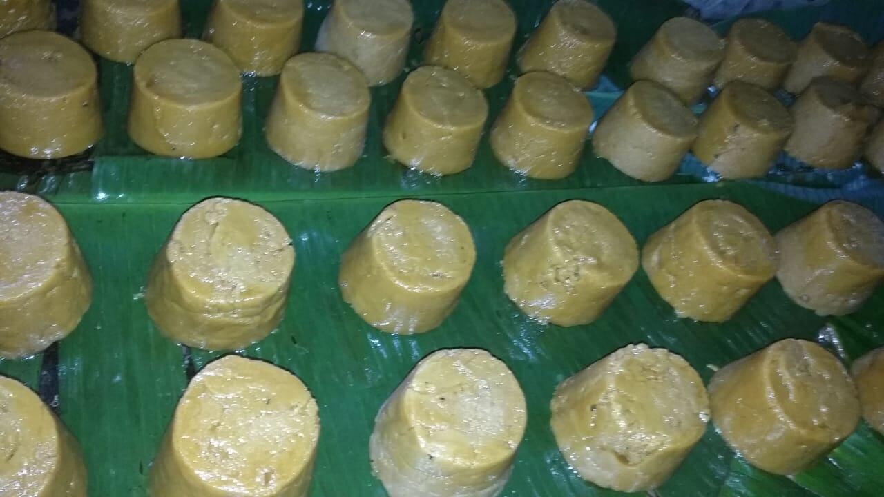 San Rafael de Platanares de Pérez Zeledón es un hermoso pueblito en el cual casi todas las casas tienen bueyes, carreta y trapiche, por eso a la hora pico, cuando se saca el café a media mañana, la presa es de carretas con bueyes. En la foto don Domingo Navarro, gran boyero que falleció hace cuatro meses. En la foto doña Francela Jiménez Fernandez y su esposo Jeicer Navarro Cruz