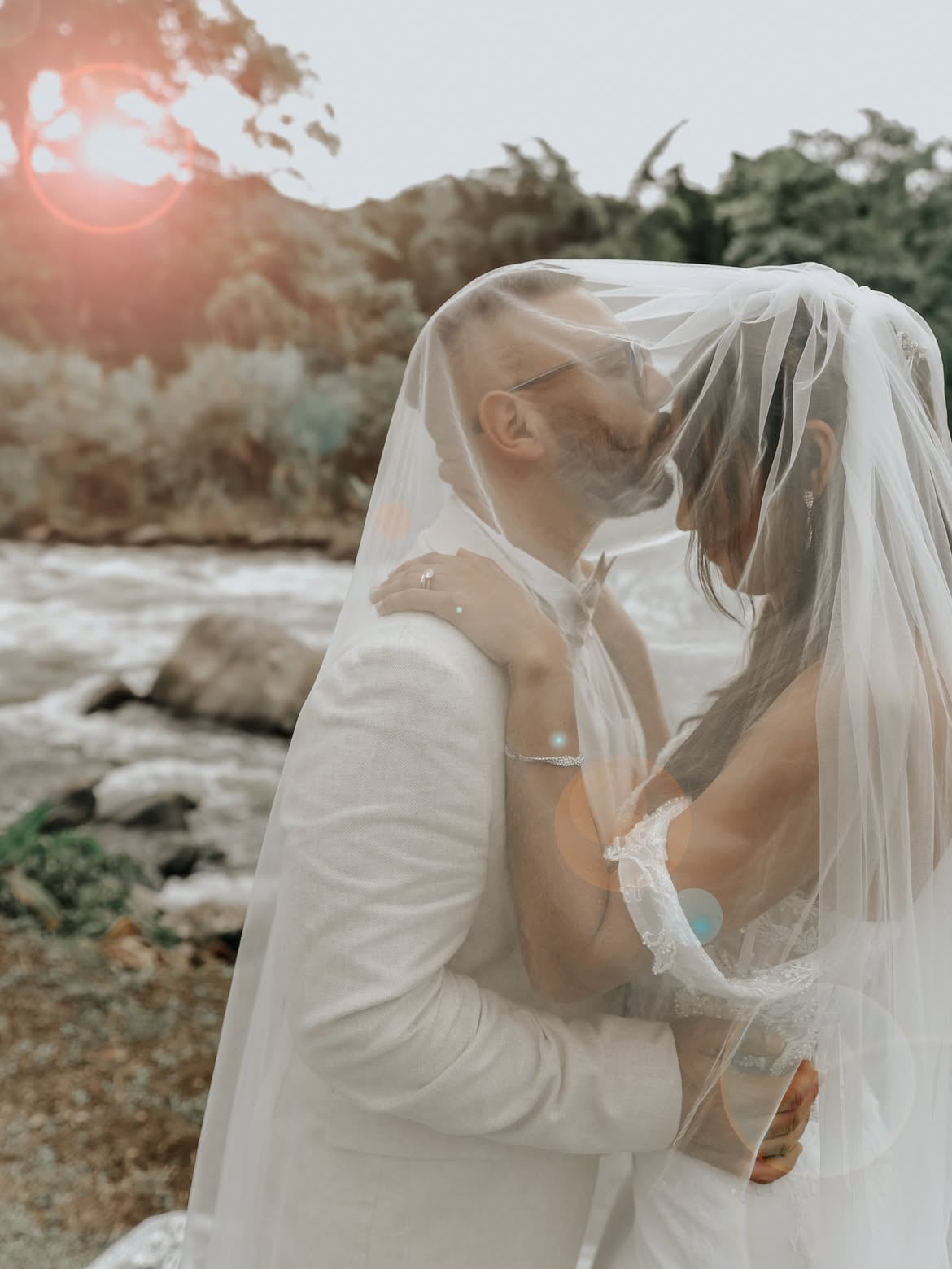 Alonso Solís y su esposa Lillibeth González en su boda 29 de agosto de 2026