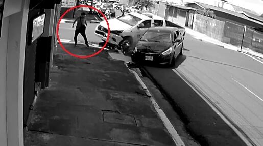 Empleado del ICE pierde pierna derecha por choque entre patrulla y carro en Heredia. Foto cortesía.