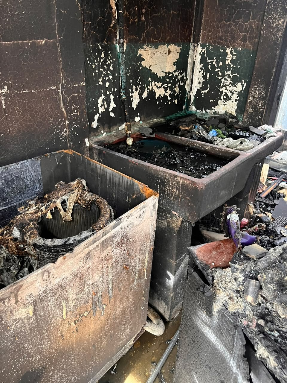 Nueve personas de una misma familia se quedaron sin nada luego de que un incendio destruyera las tres viviendas en las que vivían en San Rafael de Alajuela. Foto: Cortesía para LT