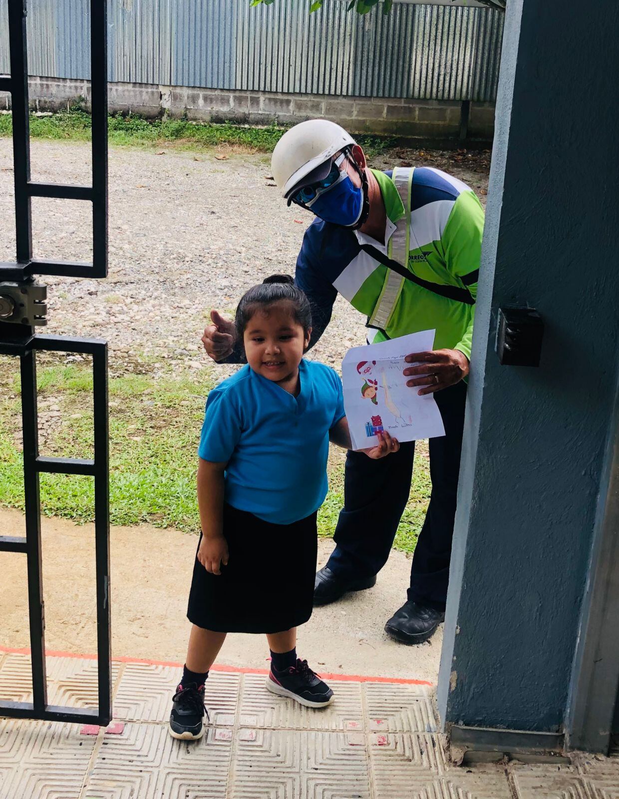 Treinta y cinco niños del Centro de Educación y Nutrición de Golfito (CEN-Golfito), cargados de ilusión y amor le hicieron una bella carta al Niñito Jesús y a Santa, con el fin de recibir regalitos esta Navidad. En la foto la niña Luana Miranda.